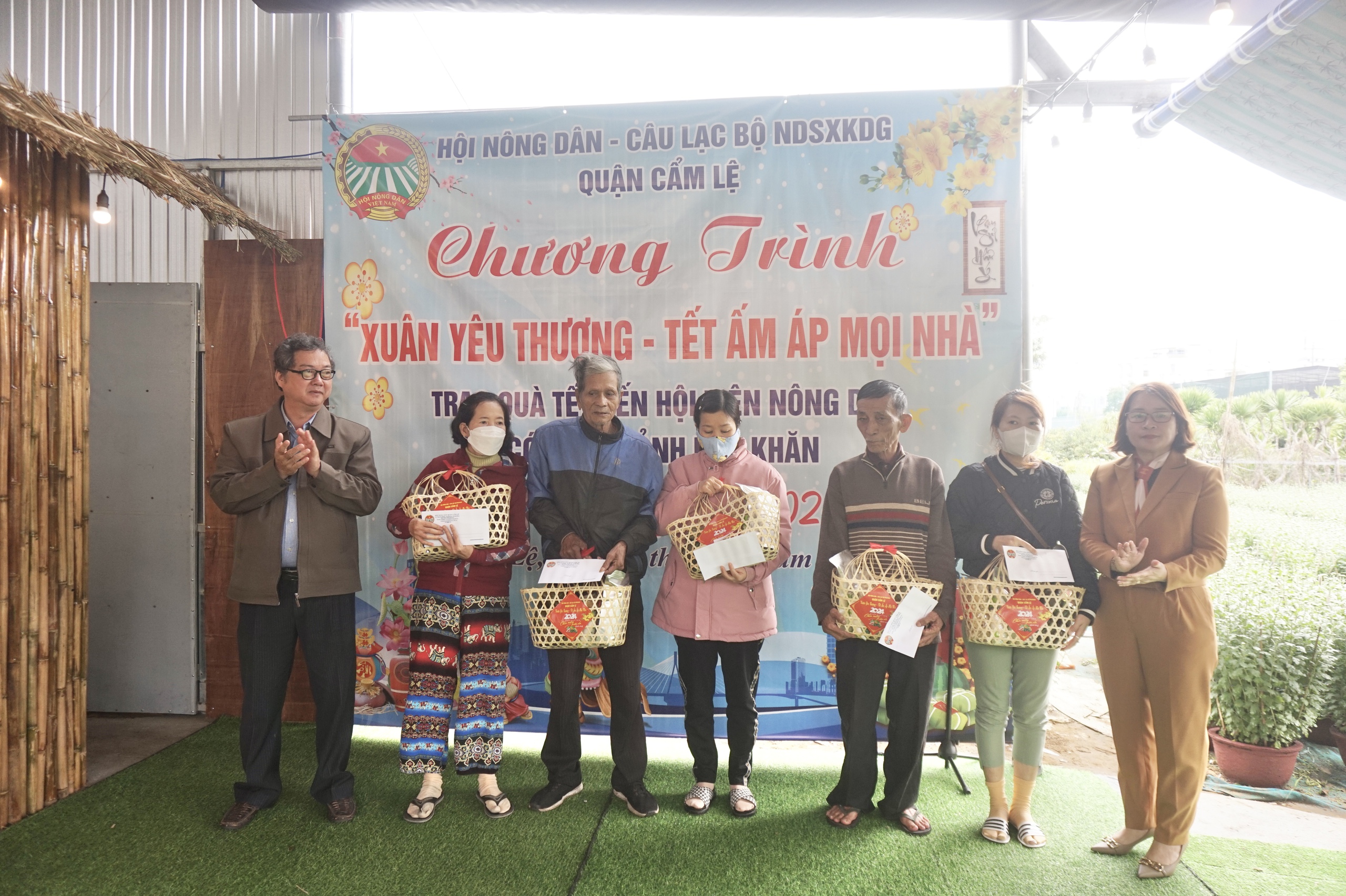 Hội Nông dân quận Cẩm Lệ ở Đà Nẵng trao 60 suất quà Tết cho hội viên có hoàn cảnh khó khăn- Ảnh 7.