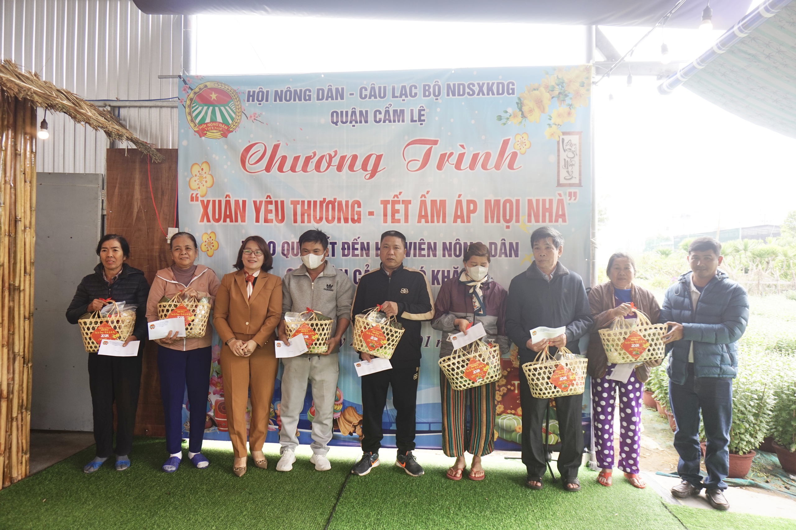 Hội Nông dân quận Cẩm Lệ ở Đà Nẵng trao 60 suất quà Tết cho hội viên có hoàn cảnh khó khăn- Ảnh 8.