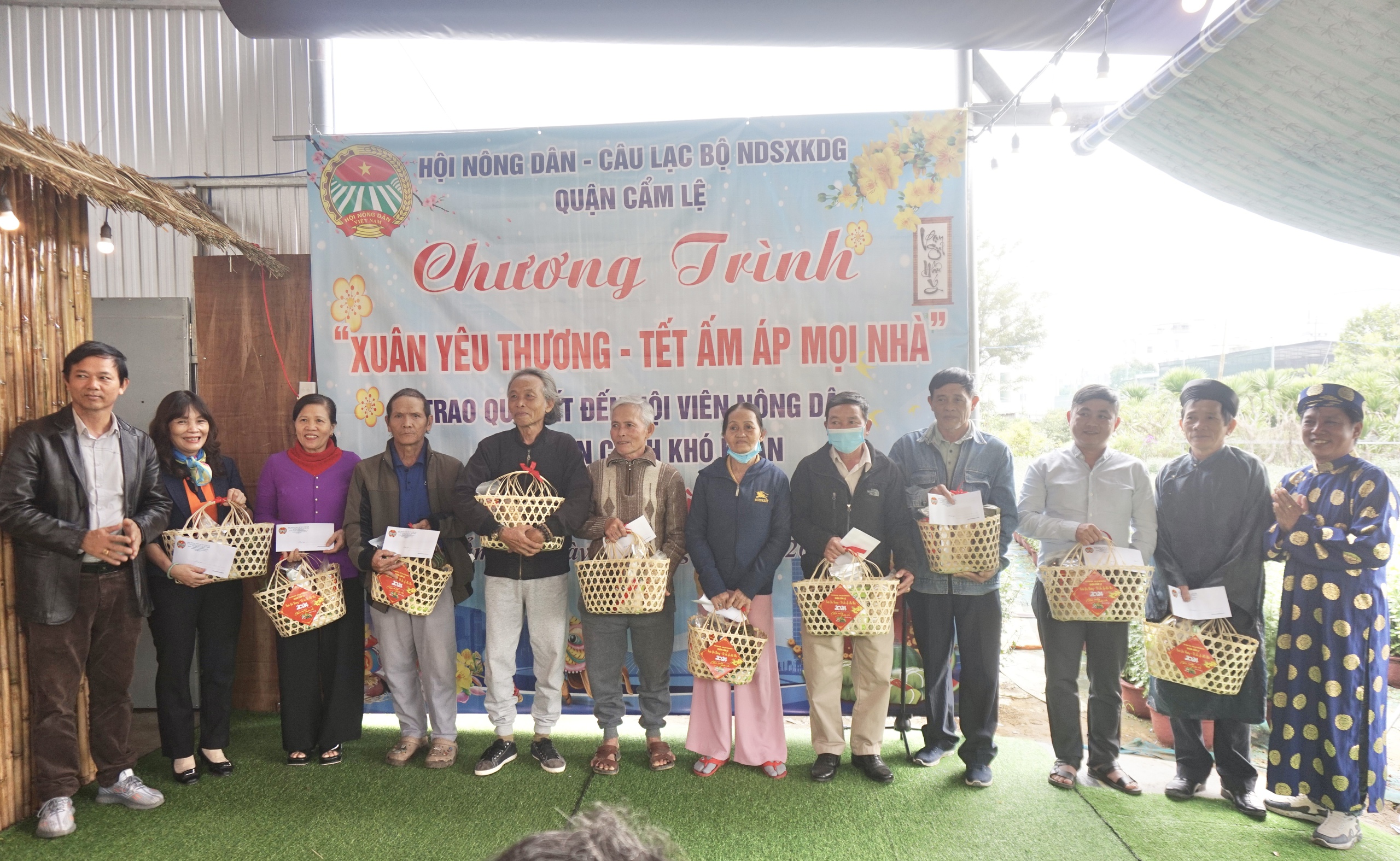 Hội Nông dân quận Cẩm Lệ ở Đà Nẵng trao 60 suất quà Tết cho hội viên có hoàn cảnh khó khăn- Ảnh 9.