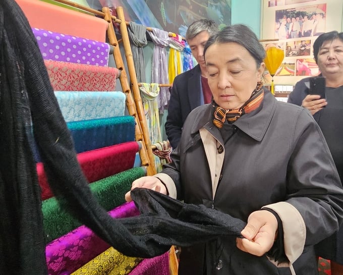 Ấn tượng trước trình độ làm tơ lụa của nghệ nhân Việt Nam, Uzbekistan muốn hợp tác phát triển dâu tằm tơ- Ảnh 1.