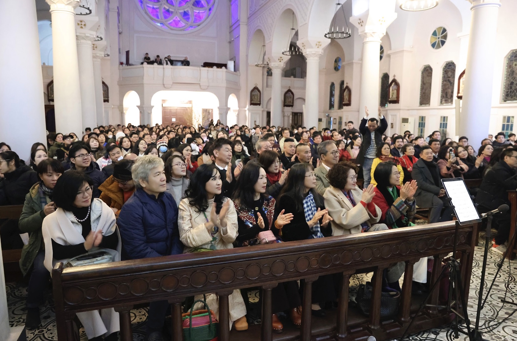 400 khán giả xúc động khi xem ca sĩ Đào Tố Loan cùng con gái hát opera tại Nhà thờ- Ảnh 6.