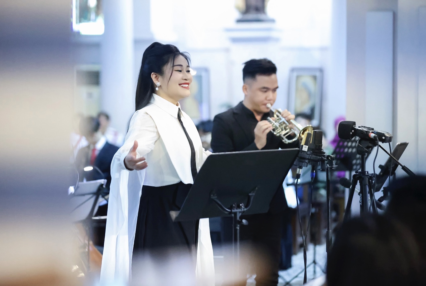 400 khán giả xúc động khi xem ca sĩ Đào Tố Loan cùng con gái hát opera tại Nhà thờ- Ảnh 1.