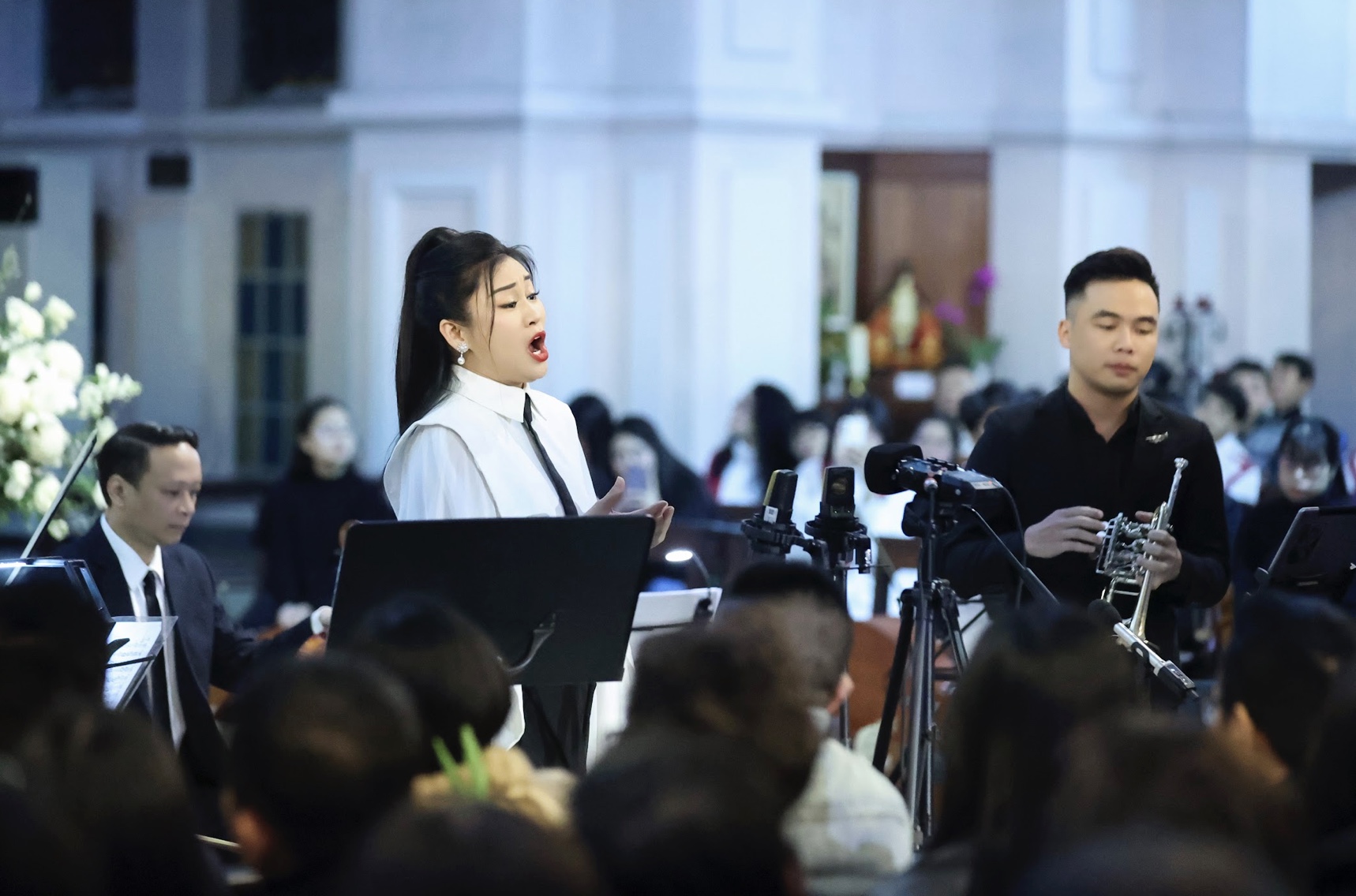 400 khán giả xúc động khi xem ca sĩ Đào Tố Loan cùng con gái hát opera tại Nhà thờ- Ảnh 2.