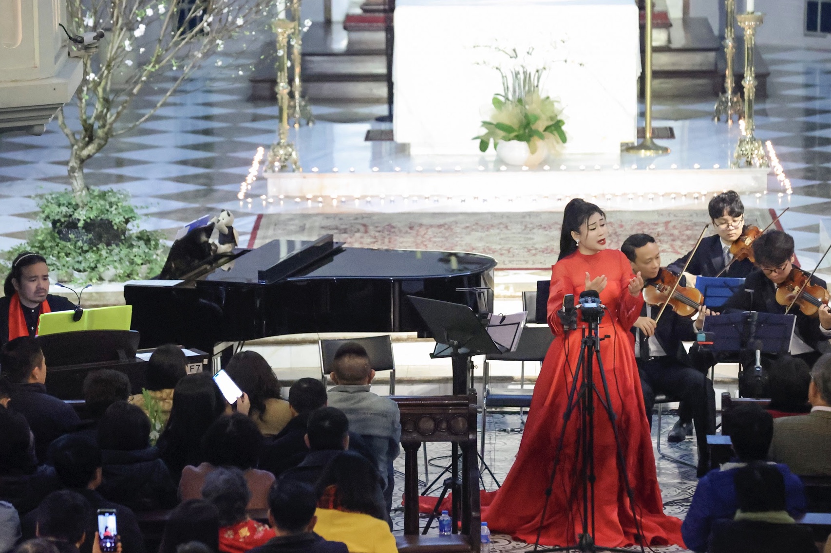 400 khán giả xúc động khi xem ca sĩ Đào Tố Loan cùng con gái hát opera tại Nhà thờ- Ảnh 8.