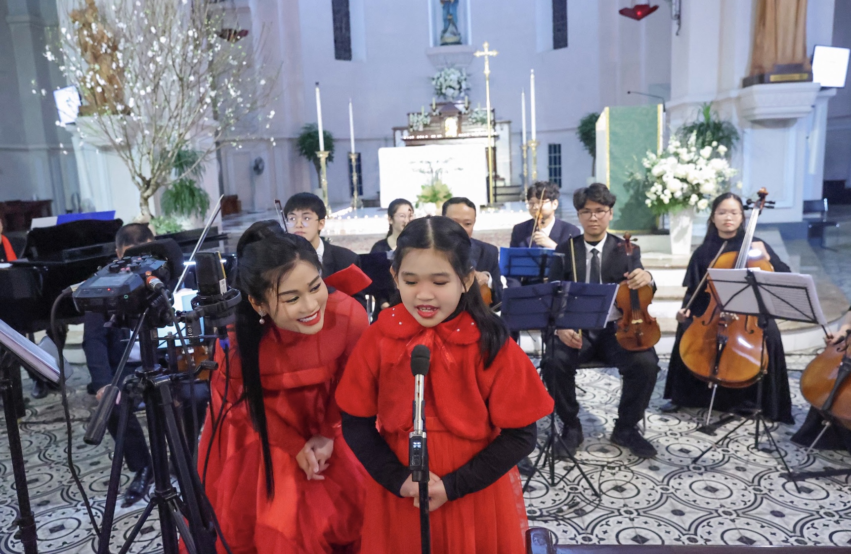 400 khán giả xúc động khi xem ca sĩ Đào Tố Loan cùng con gái hát opera tại Nhà thờ- Ảnh 7.