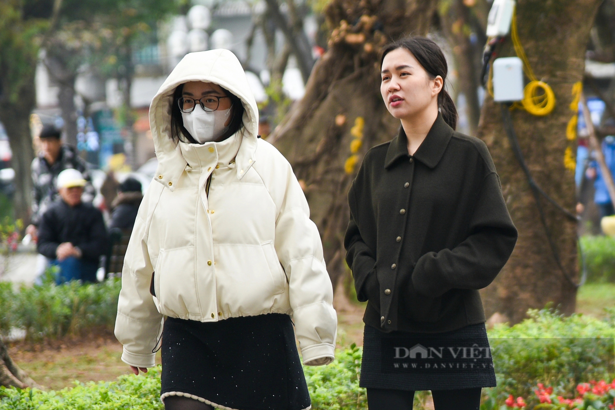 Muôn kiểu chống rét tại Hà Nội trong những ngày hễ ra đường là... lạnh run người- Ảnh 2.