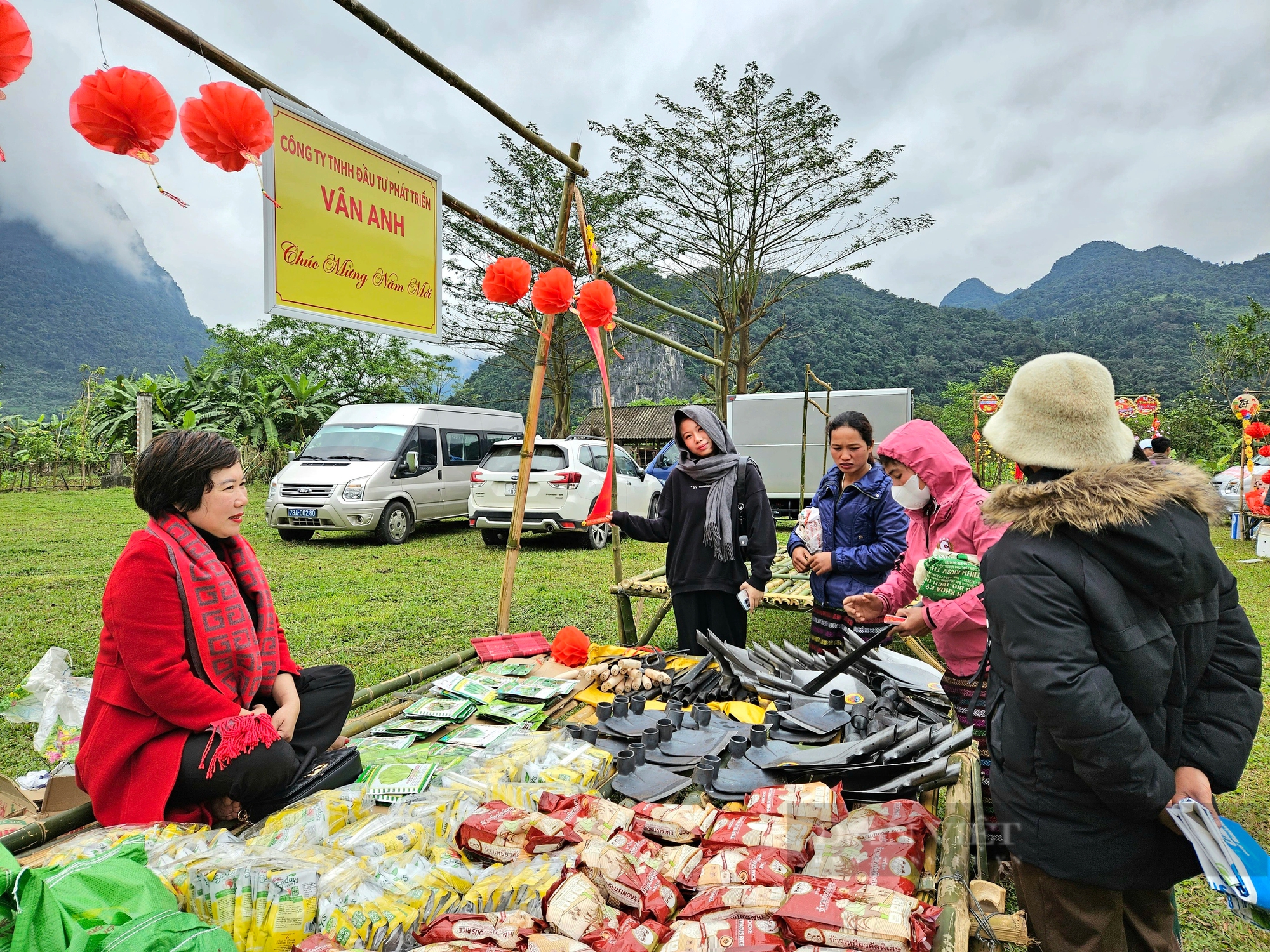 Quảng Bình: Hơn 300 hộ người Bru-Vân Kiều nhận gạo, hạt giống, cuốc, xẻng... tại "Phiên chợ 0 đồng"- Ảnh 2.