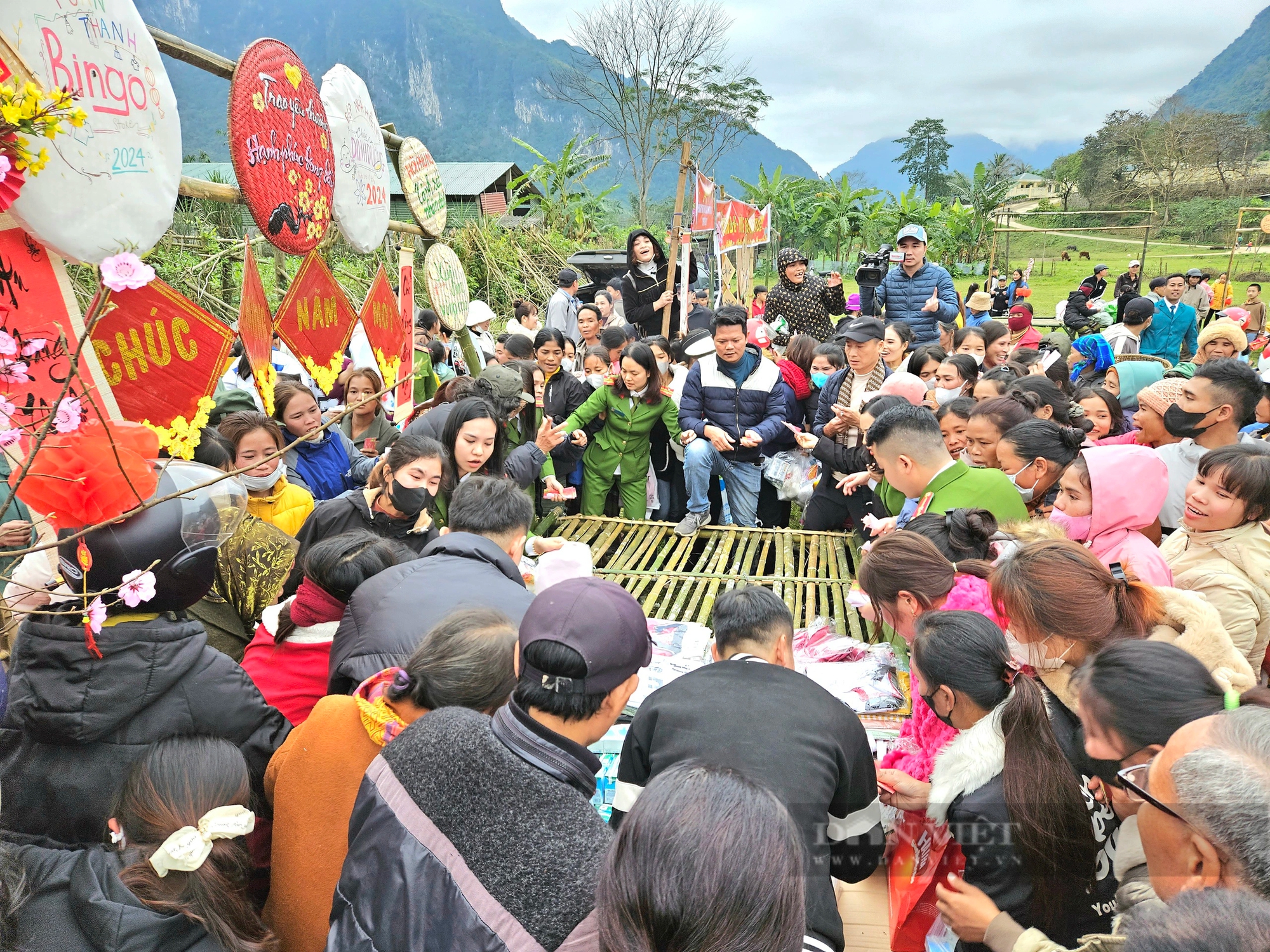 Quảng Bình: Hơn 300 hộ người Bru-Vân Kiều nhận gạo, hạt giống, cuốc, xẻng... tại "Phiên chợ 0 đồng"- Ảnh 6.