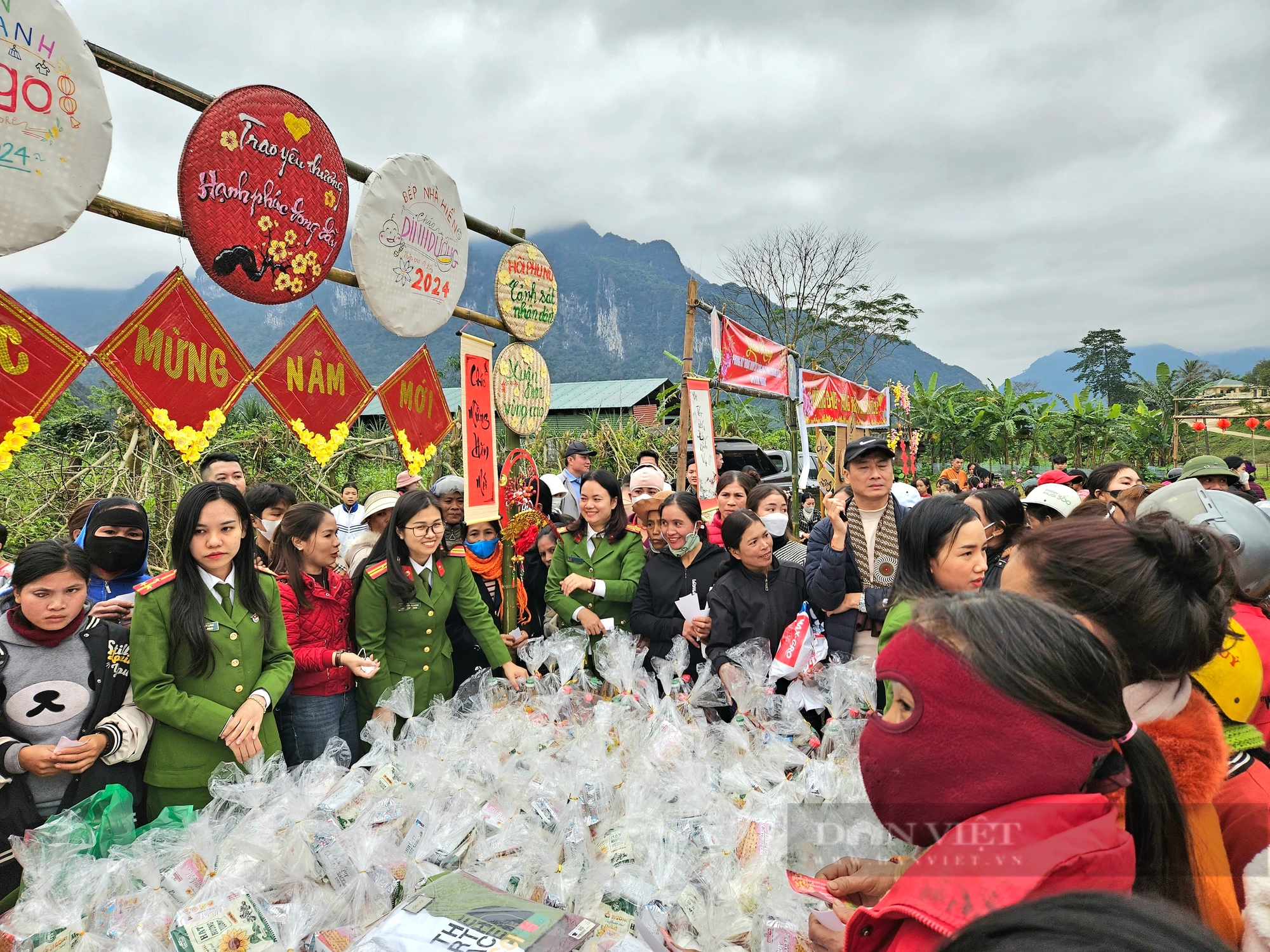 Quảng Bình: Hơn 300 hộ người Bru-Vân Kiều nhận gạo, hạt giống, cuốc, xẻng... tại "Phiên chợ 0 đồng"- Ảnh 3.