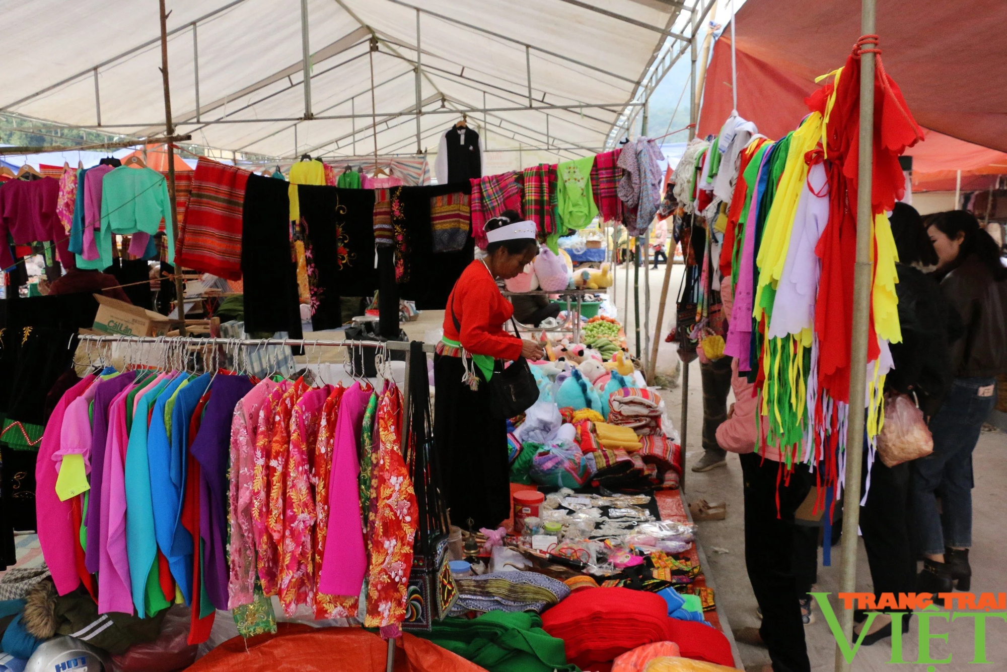 Phiên chợ Xuân - Nét đẹp văn hóa truyền thống vùng cao Hòa Bình mỗi dịp xuân về- Ảnh 3.
