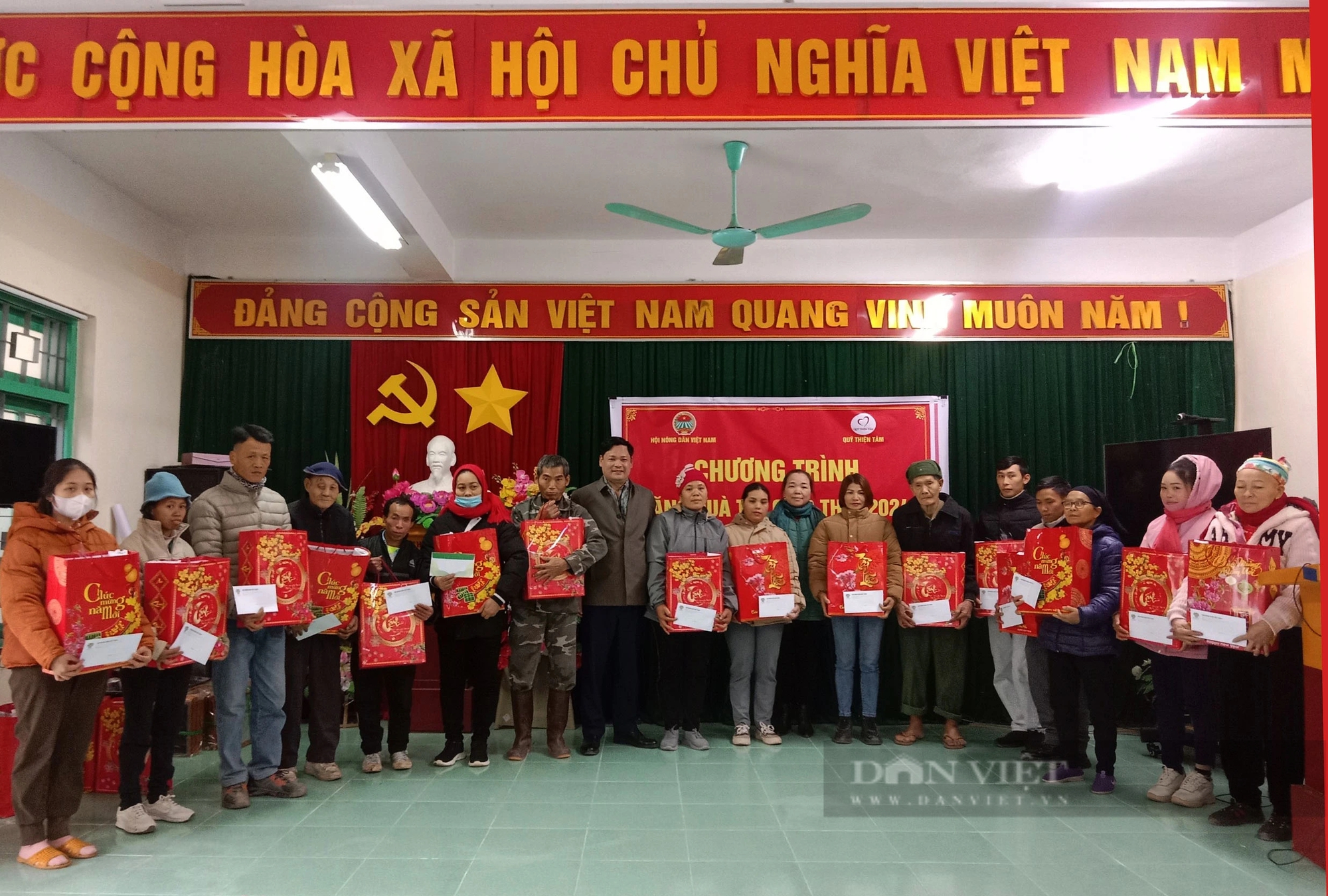 Phó Chủ tịch Ban Chấp hành Trung ương Hội Nông dân Việt Nam Phạm Tiến Nam tặng quà Tết tại Bắc Kạn- Ảnh 3.