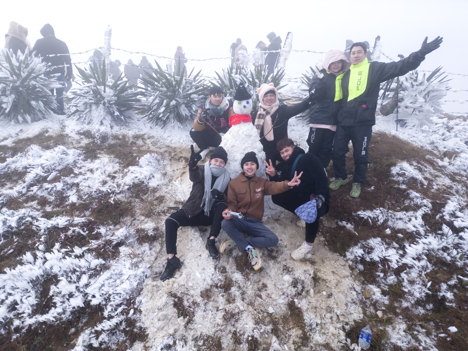 Young people traveled hundreds of kilometers, wearing 5 layers of clothing to hunt through ice and snow in Mau Son - Photo 3.