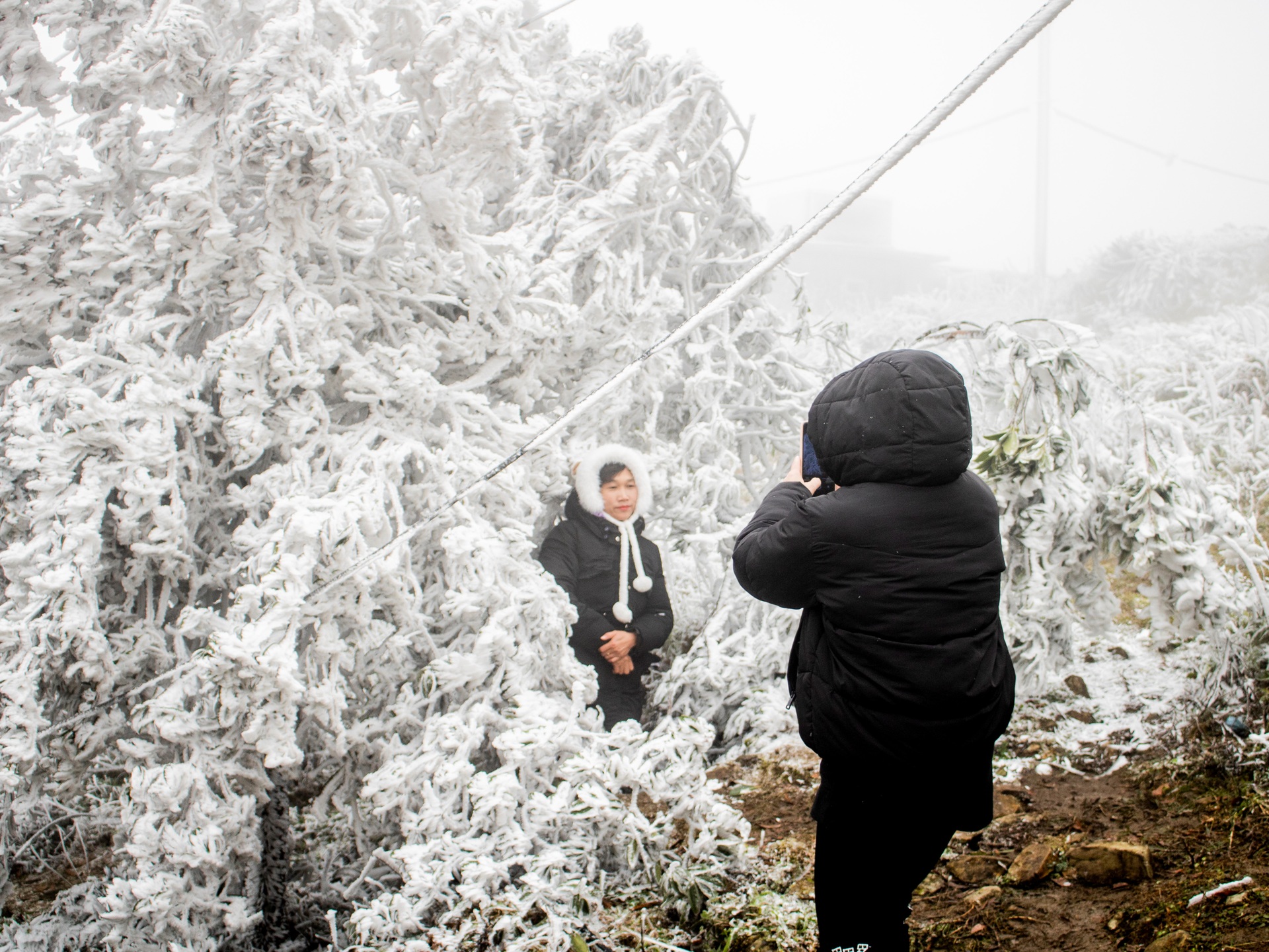 Young people traveled hundreds of kilometers, wearing 5 layers of clothing to hunt for ice and snow in Mau Son - Photo 2.