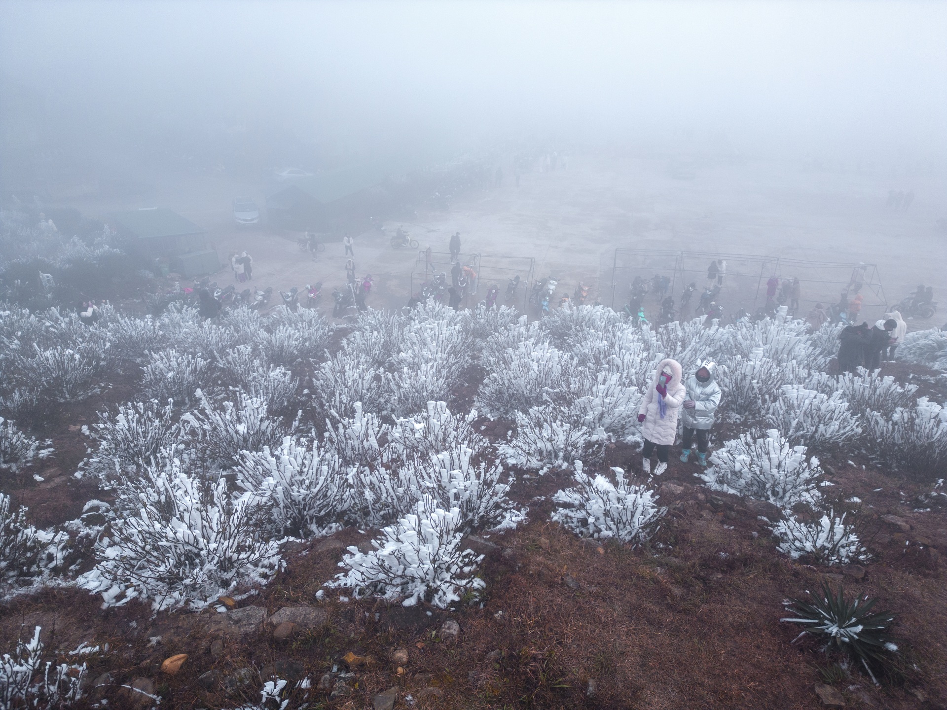 Young people traveled hundreds of kilometers, wearing 5 layers of clothing to hunt through ice and snow in Mau Son - Photo 4.