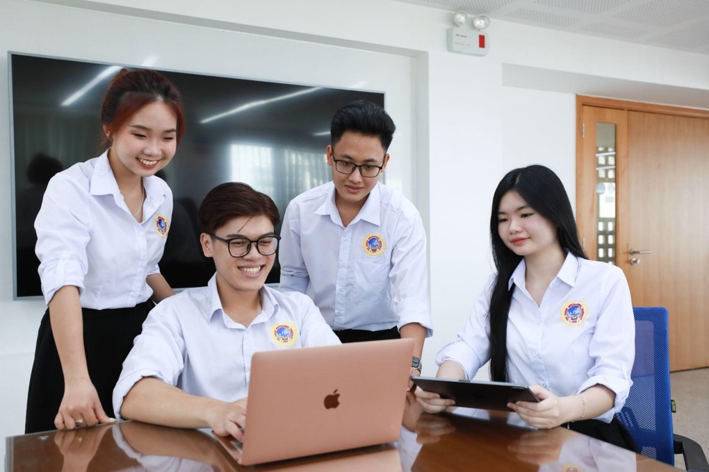 Nhiều trường đại học ở TPHCM "yêu có điều kiện" với điểm học bạ- Ảnh 1.