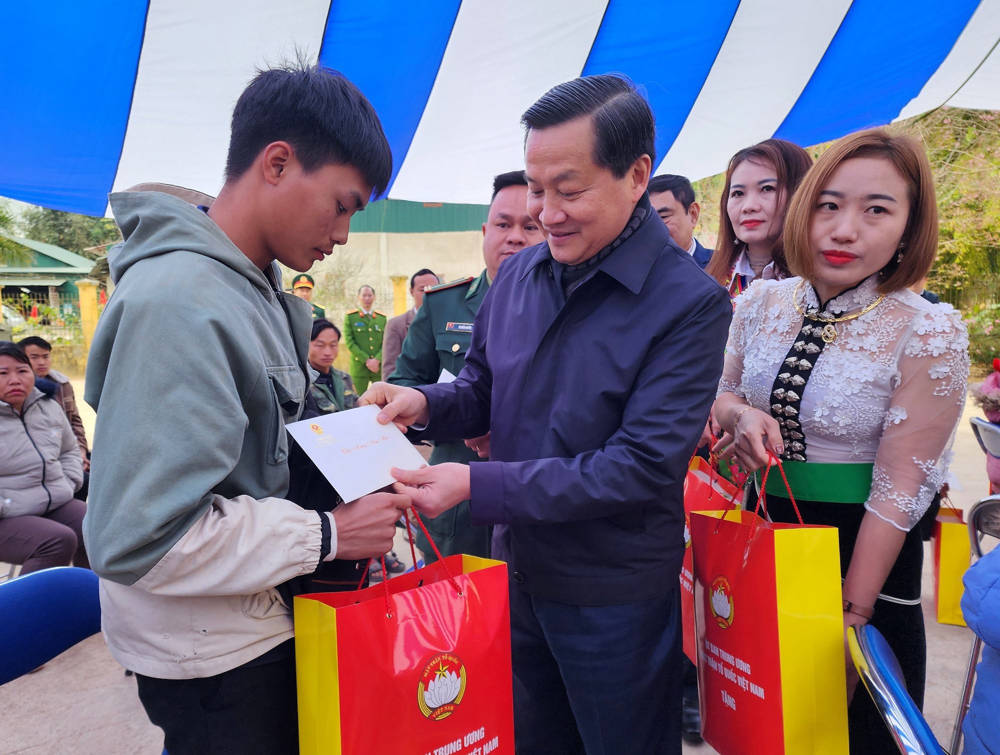 Phó Thủ tướng Chính phủ Lê Minh Khái thăm, chúc tết hộ nghèo, gia đình chính sách tại Điện Biên- Ảnh 1.