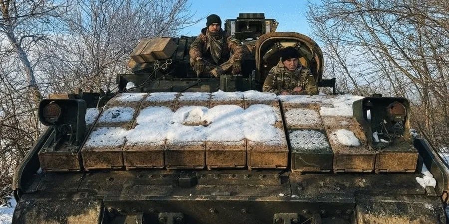 Biệt đội Bradley trẻ tuổi của Ukraine dùng chiến thuật 'táo bạo' trước xe tăng T-90M Proryv của Nga - Ảnh 1.