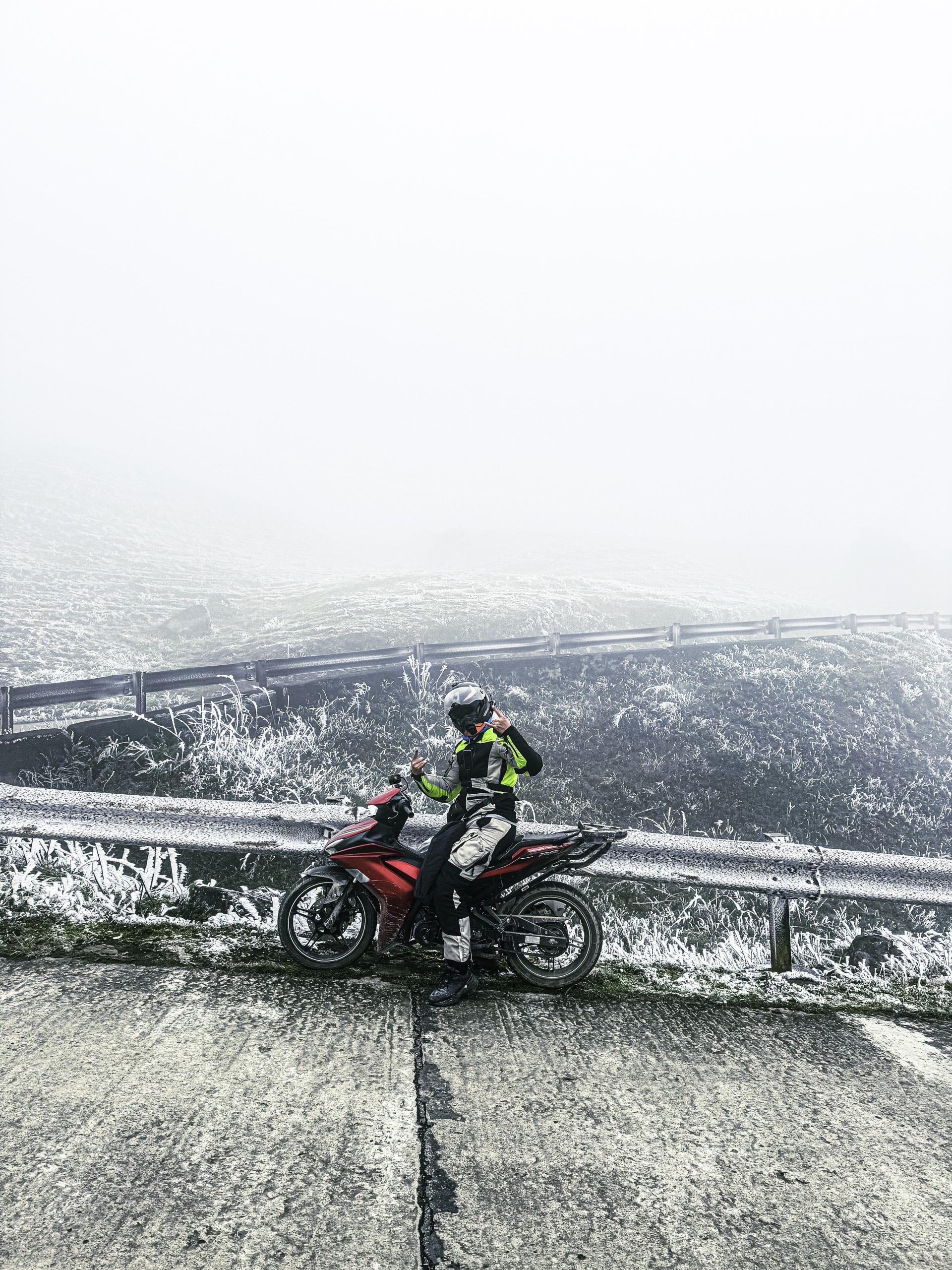 Young people traveled hundreds of kilometers, wearing 5 layers of clothing to hunt through ice and snow in Mau Son - Photo 9.