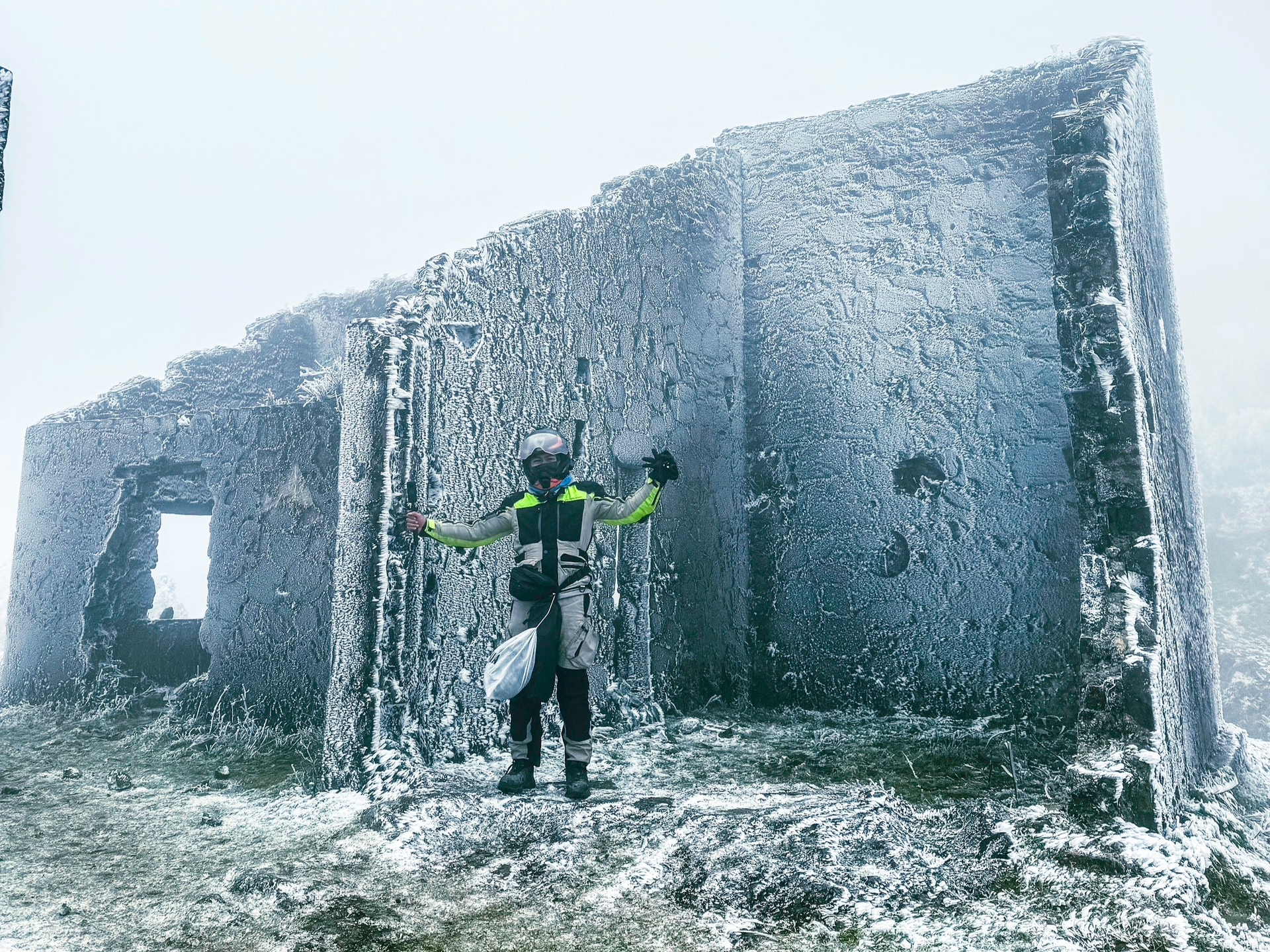 Young people traveled hundreds of kilometers, wearing 5 layers of clothing to hunt through ice and snow in Mau Son - Photo 13.