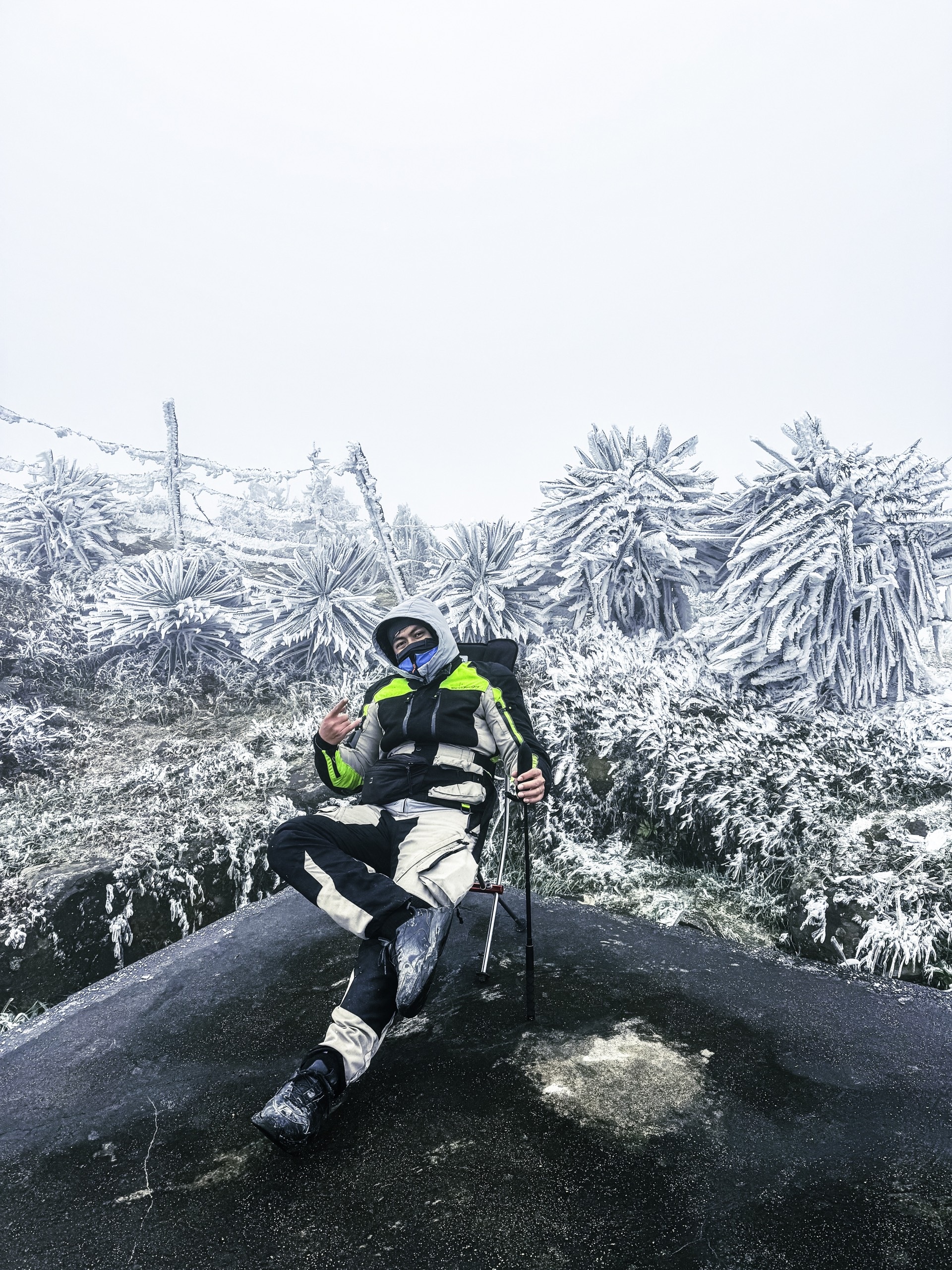 Young people traveled hundreds of kilometers, wearing 5 layers of clothing to hunt through snow and ice in Mau Son - Photo 10.