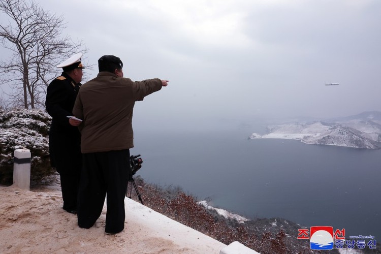 Hình ảnh ông Kim Jong Un chỉ đạo thử tên lửa hành trình chiến lược phóng từ tàu ngầm- Ảnh 1.