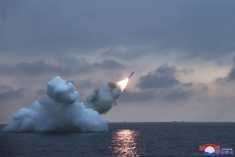 Hình ảnh ông Kim Jong Un chỉ đạo thử tên lửa hành trình chiến lược phóng từ tàu ngầm- Ảnh 2.