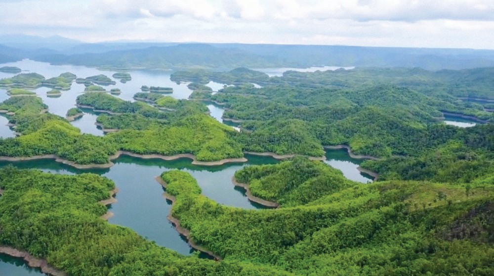 Một hồ nước ngọt nhân tạo rộng tới 50.000 ha nổi tiếng ở Đắk Nông, người ta ví đây là "Vịnh Hạ Long trên núi"- Ảnh 1.