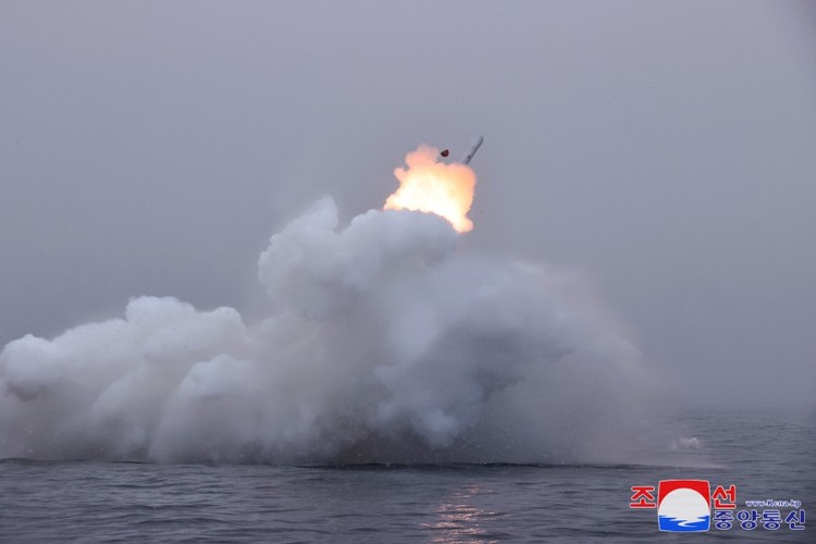 Hình ảnh ông Kim Jong Un chỉ đạo thử tên lửa hành trình chiến lược phóng từ tàu ngầm- Ảnh 3.