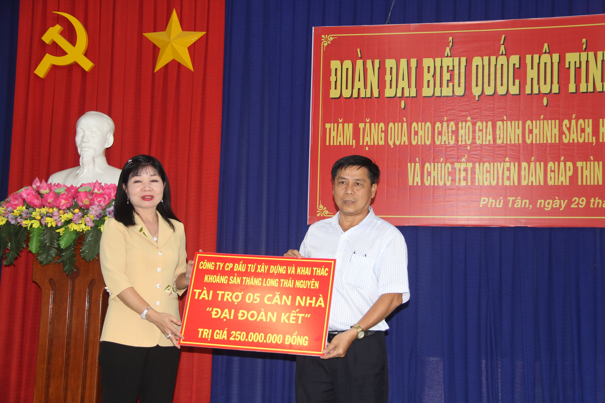 Chủ tịch Hội NDVN Lương Quốc Đoàn trao quà Tết cho gia đình chính sách, hộ hoàn cảnh khó khăn ở An Giang- Ảnh 6.