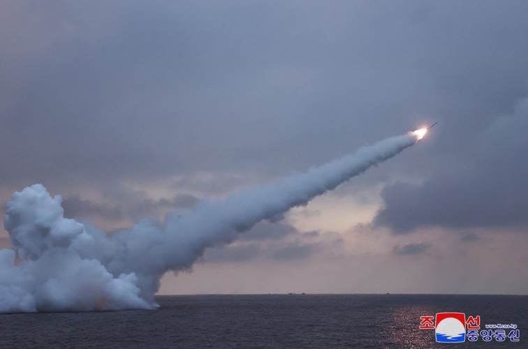 Hình ảnh ông Kim Jong Un chỉ đạo thử tên lửa hành trình chiến lược phóng từ tàu ngầm- Ảnh 4.