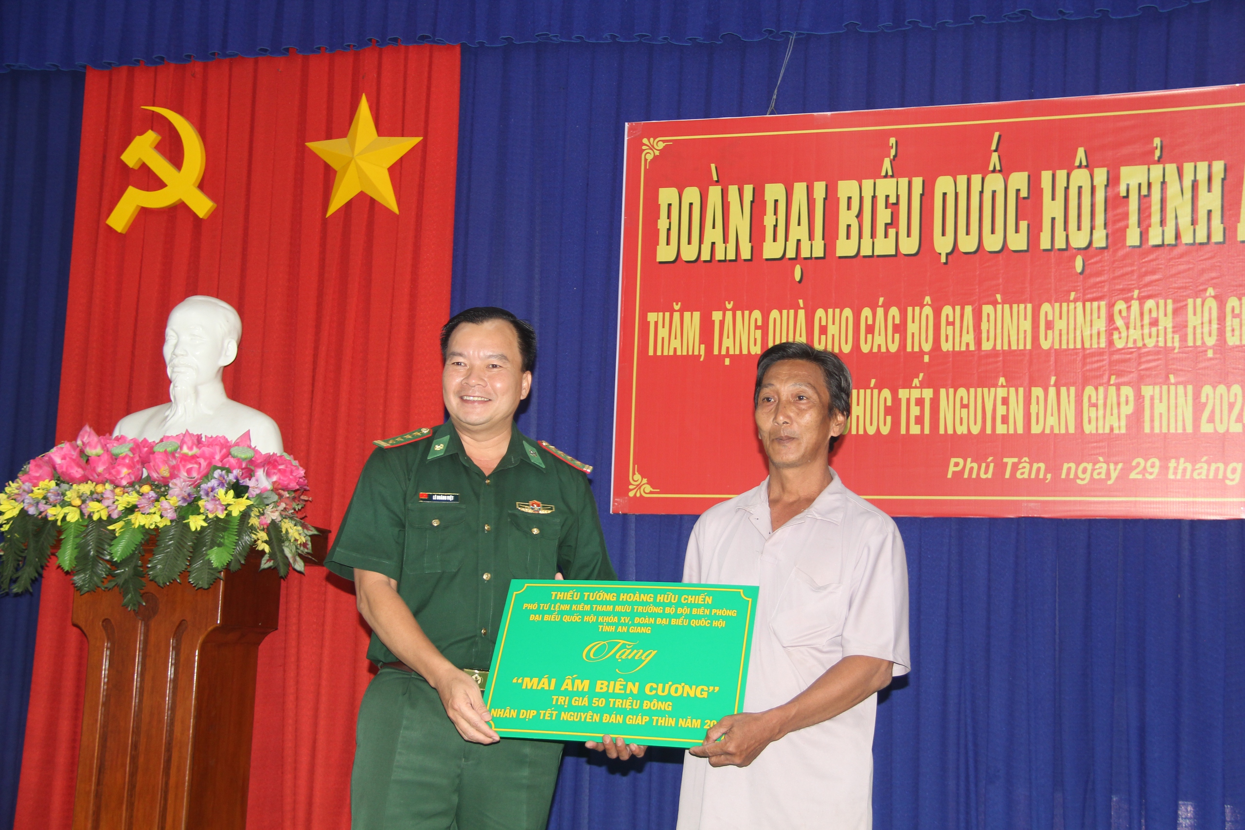 Chủ tịch Hội NDVN Lương Quốc Đoàn trao quà Tết cho gia đình chính sách, hộ hoàn cảnh khó khăn ở An Giang- Ảnh 5.
