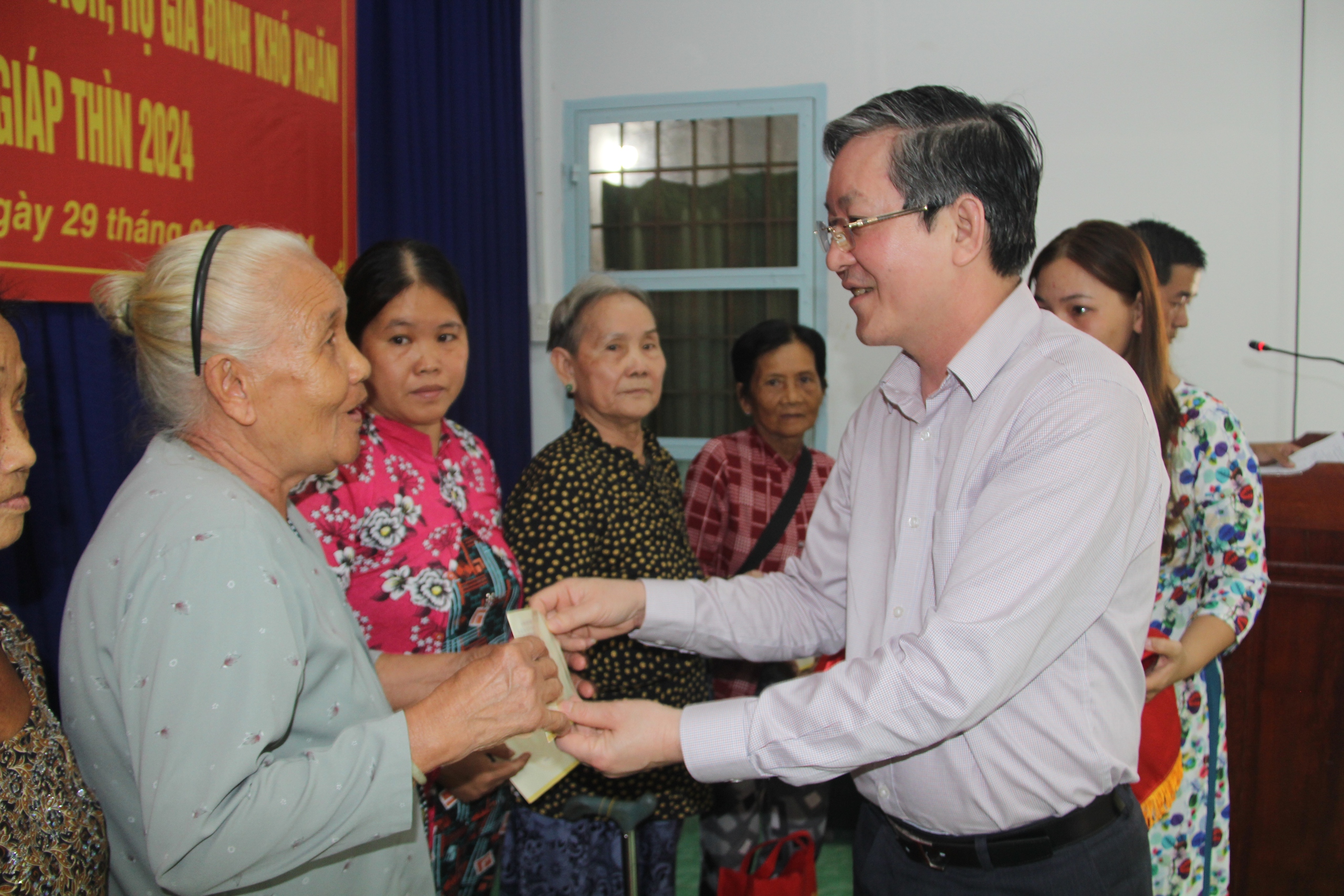 Chủ tịch Hội NDVN Lương Quốc Đoàn trao quà Tết cho gia đình chính sách, hộ hoàn cảnh khó khăn ở An Giang- Ảnh 2.
