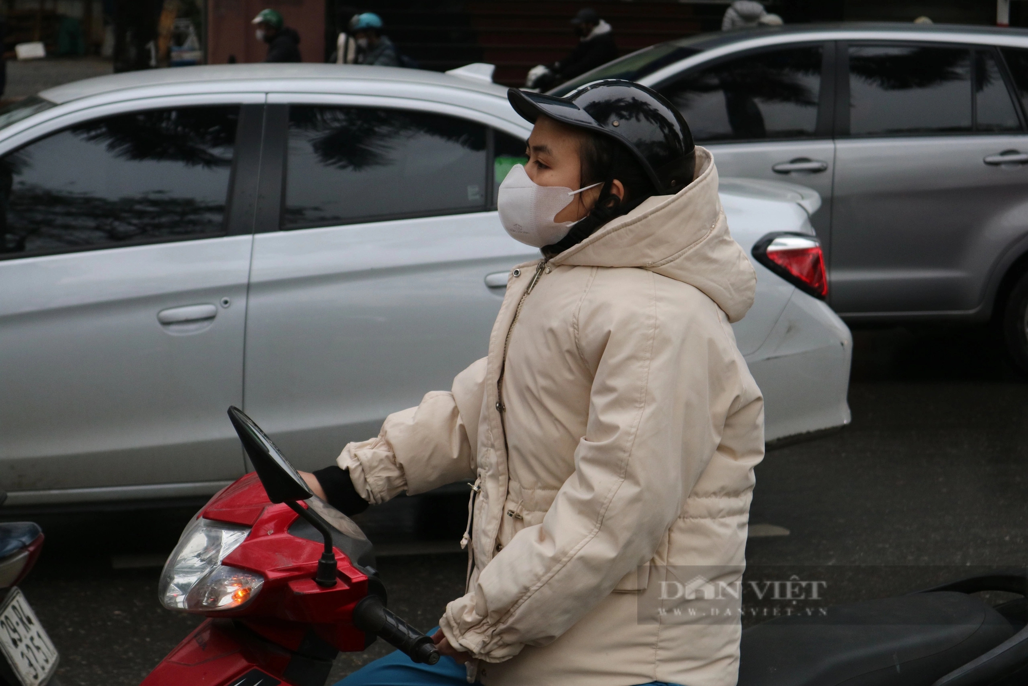 Cuối năm, đường phố Hà Nội ùn ứ, tắc nghẽn, nhiều chỗ “không lối thoát”- Ảnh 4.