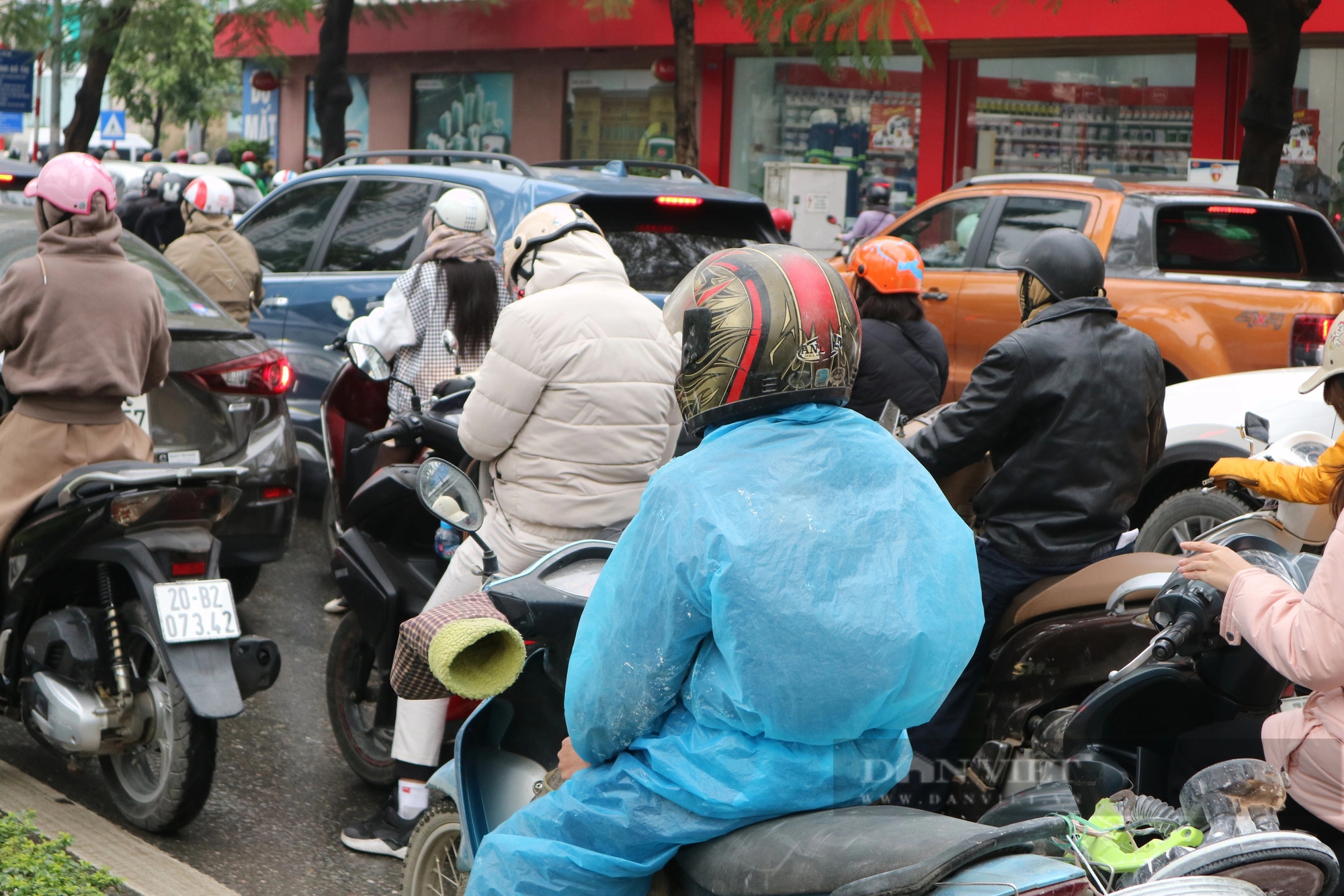 Cuối năm, đường phố Hà Nội ùn ứ, tắc nghẽn, nhiều chỗ “không lối thoát”- Ảnh 9.