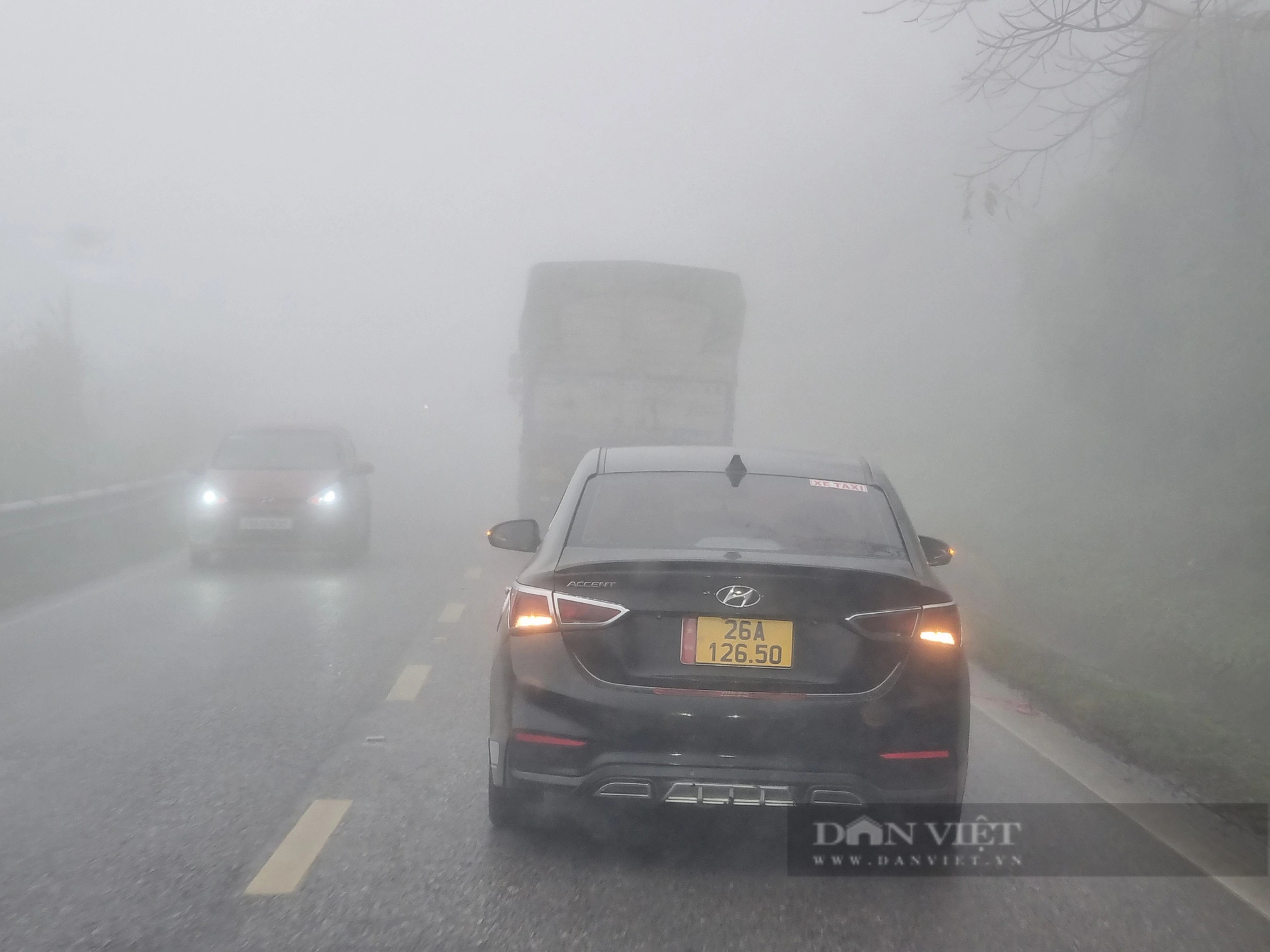 Rét đậm, Quốc lộ 6 sương mù dày đặc, tiềm ẩn nguy cơ cao tai nạn giao thông- Ảnh 1.