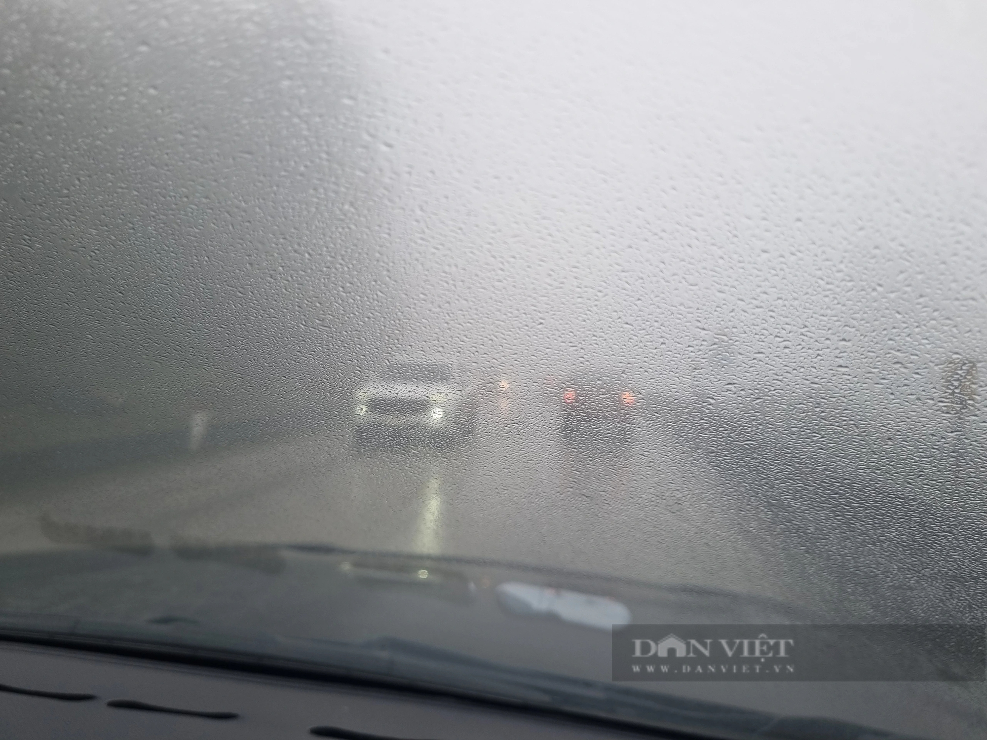 Rét đậm, Quốc lộ 6 sương mù dày đặc, tiềm ẩn nguy cơ cao tai nạn giao thông- Ảnh 3.