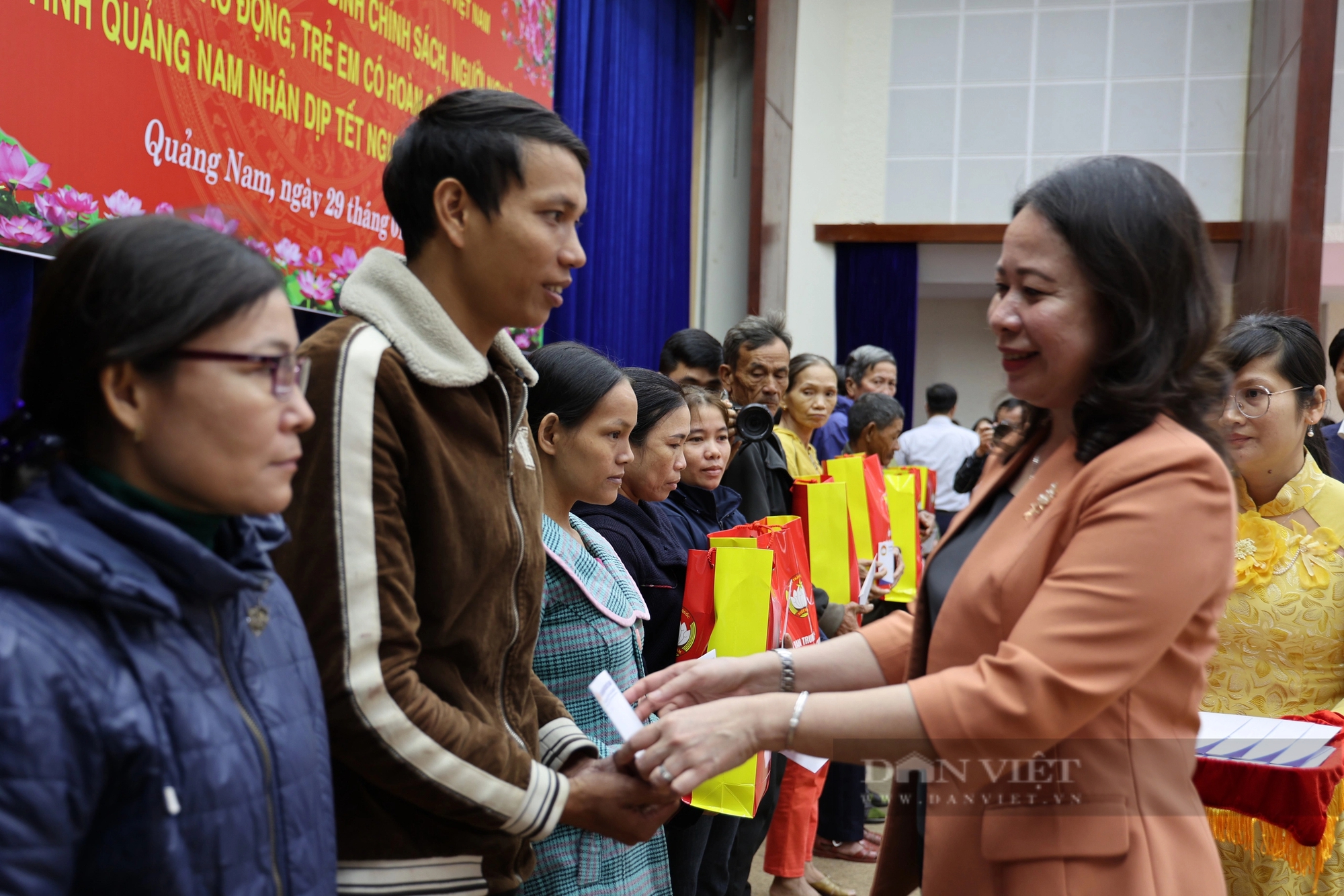 Phó Chủ tịch nước Võ Thị Ánh Xuân tặng quà gia đình chính sách tỉnh Quảng Nam- Ảnh 1.