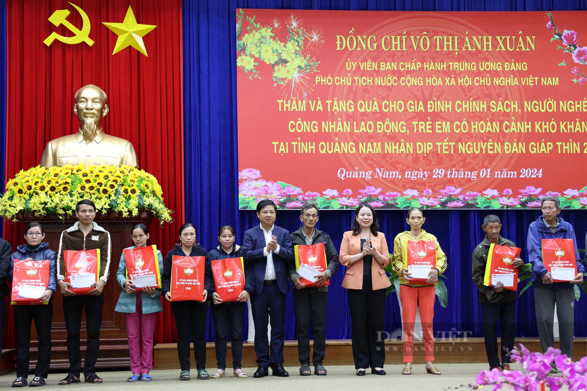Phó Chủ tịch nước Võ Thị Ánh Xuân tặng quà gia đình chính sách tỉnh Quảng Nam- Ảnh 2.