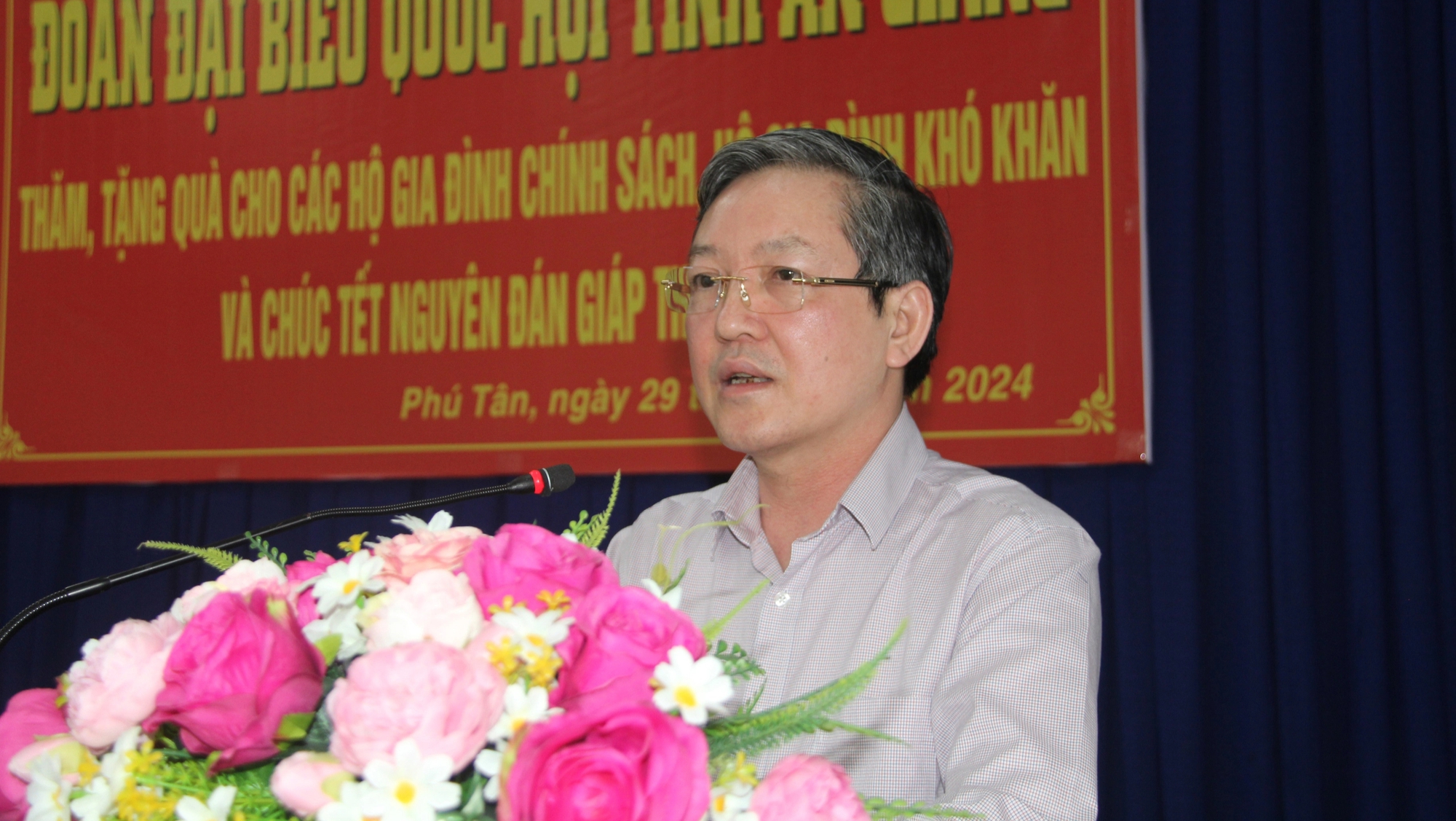 Chủ tịch Hội NDVN Lương Quốc Đoàn trao quà Tết cho gia đình chính sách, hộ hoàn cảnh khó khăn ở An Giang- Ảnh 1.