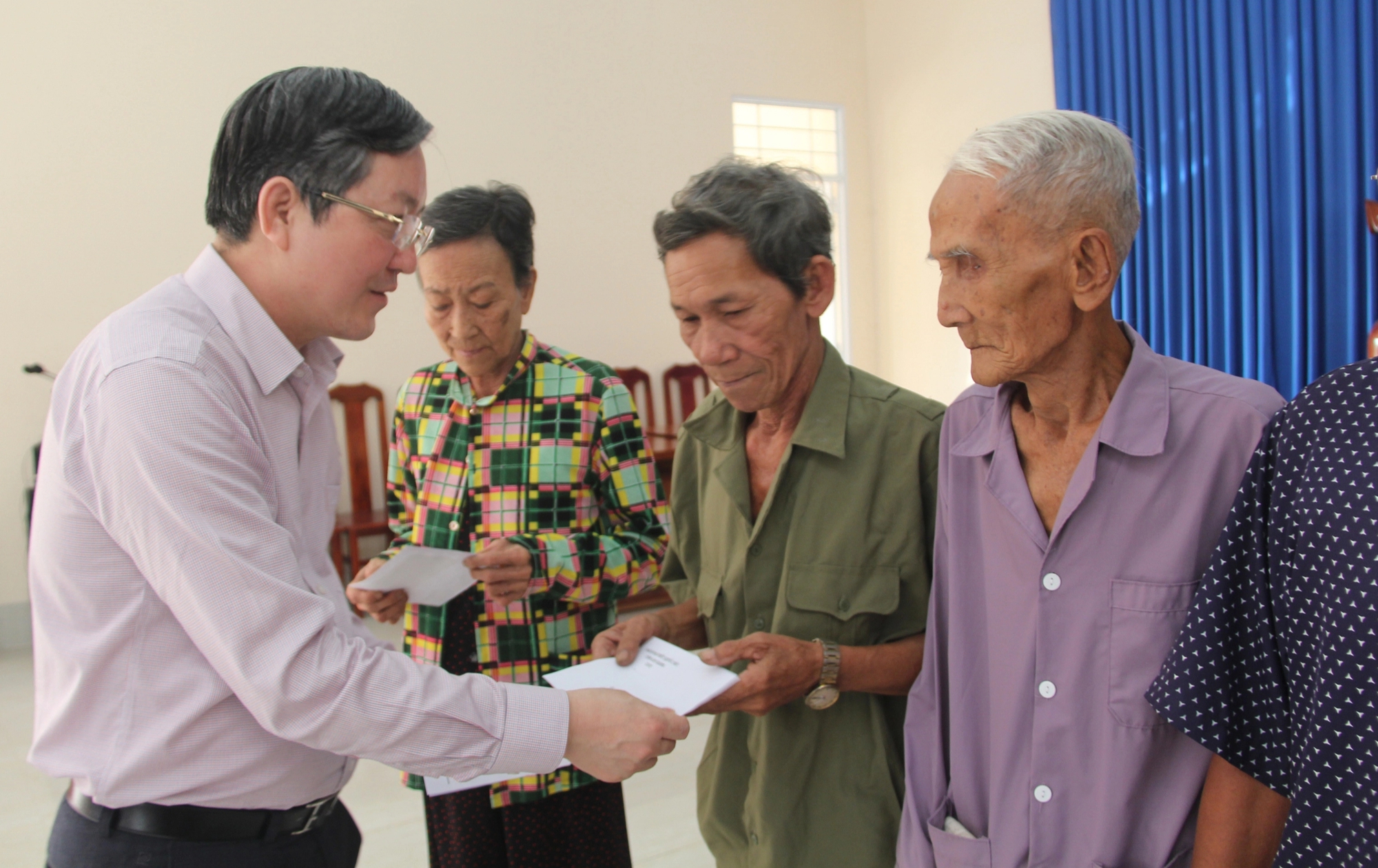 Chủ tịch Hội NDVN Lương Quốc Đoàn trao quà Tết cho gia đình chính sách, hộ hoàn cảnh khó khăn ở An Giang- Ảnh 7.