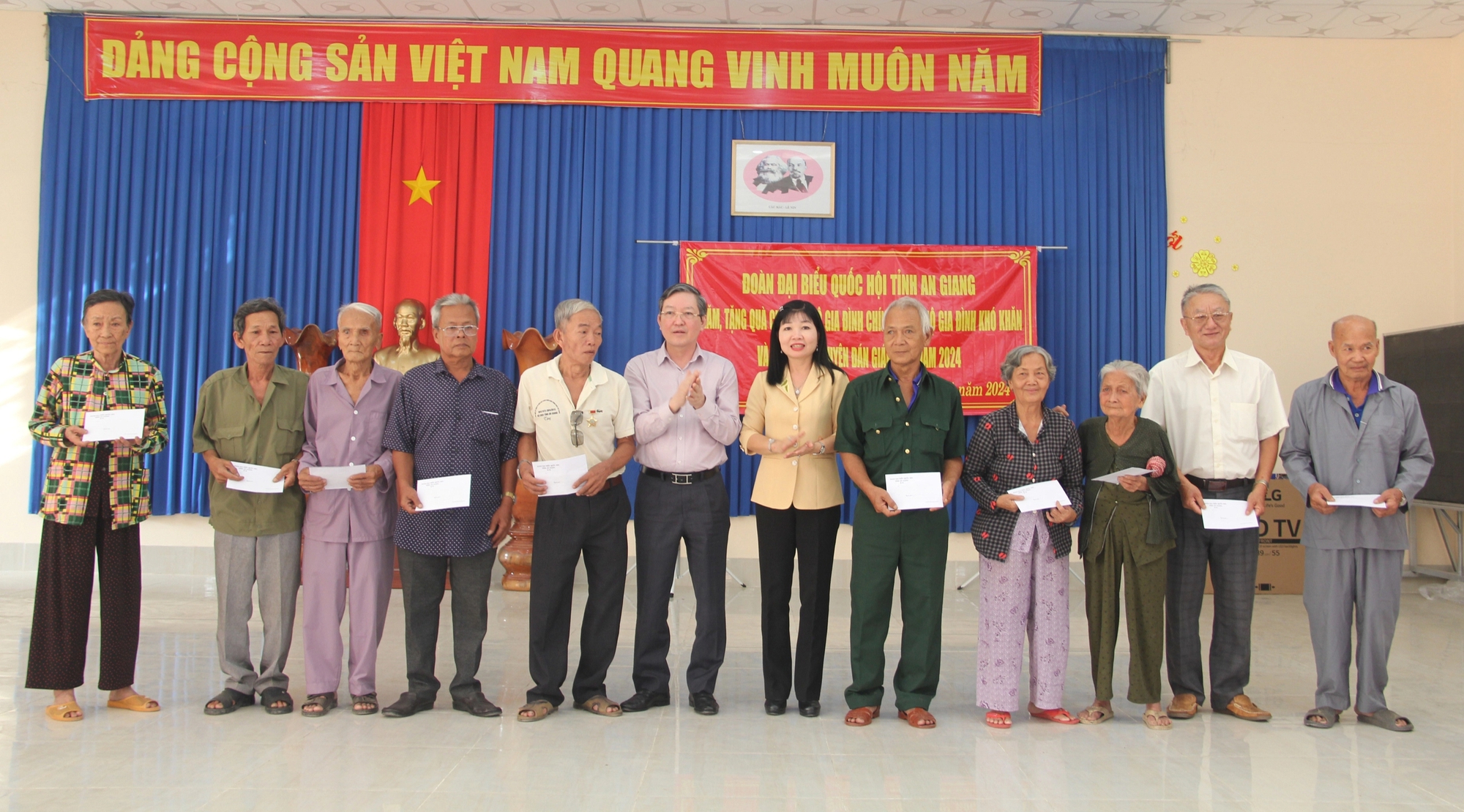 Chủ tịch Hội NDVN Lương Quốc Đoàn trao quà Tết cho gia đình chính sách, hộ hoàn cảnh khó khăn ở An Giang- Ảnh 8.