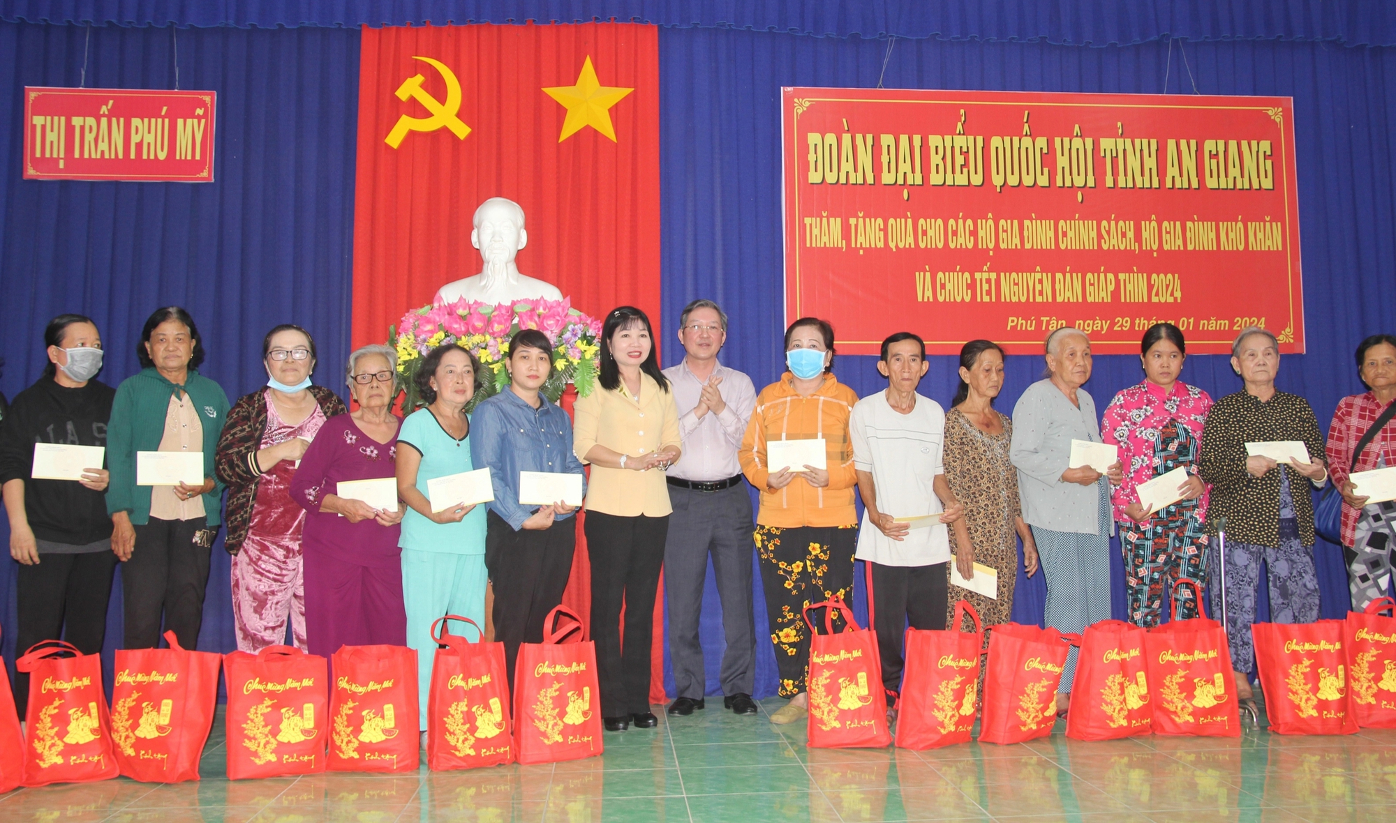 Chủ tịch Hội NDVN Lương Quốc Đoàn trao quà Tết cho gia đình chính sách, hộ hoàn cảnh khó khăn ở An Giang- Ảnh 3.