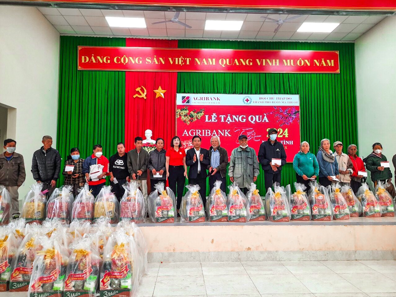 Agribank Đắk Lắk được vinh danh đơn vị chung sức xây dựng cộng đồng nhân ái- Ảnh 1.