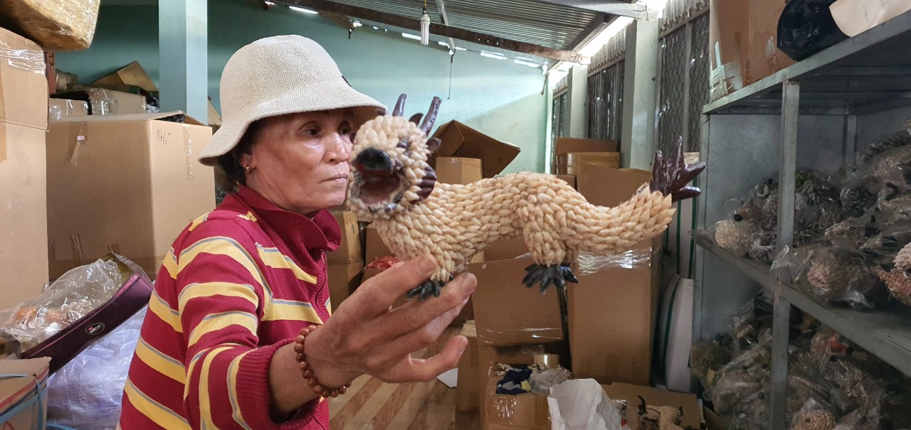 Một cơ sở chế tác ở Khánh Hòa làm các con linh vật bằng vỏ ốc có hình dáng độc đáo- Ảnh 5.