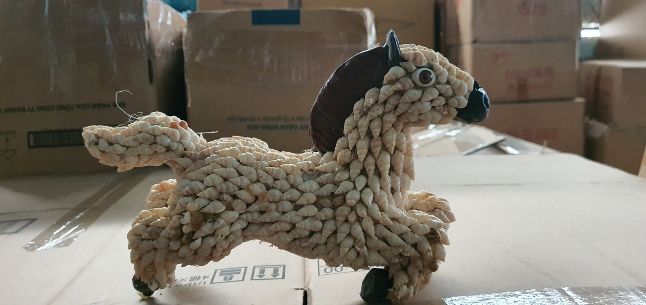 Một cơ sở chế tác ở Khánh Hòa làm các con linh vật bằng vỏ ốc có hình dáng độc đáo- Ảnh 6.