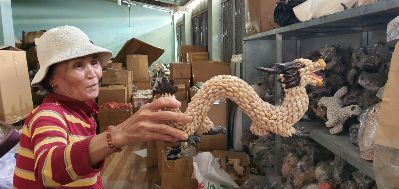 Một cơ sở chế tác ở Khánh Hòa làm các con linh vật bằng vỏ ốc có hình dáng độc đáo- Ảnh 1.