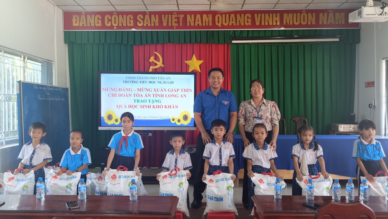 Đoàn Thanh niên TAND tỉnh Long An tặng quà Tết cho học sinh, hộ dân nghèo- Ảnh 1.