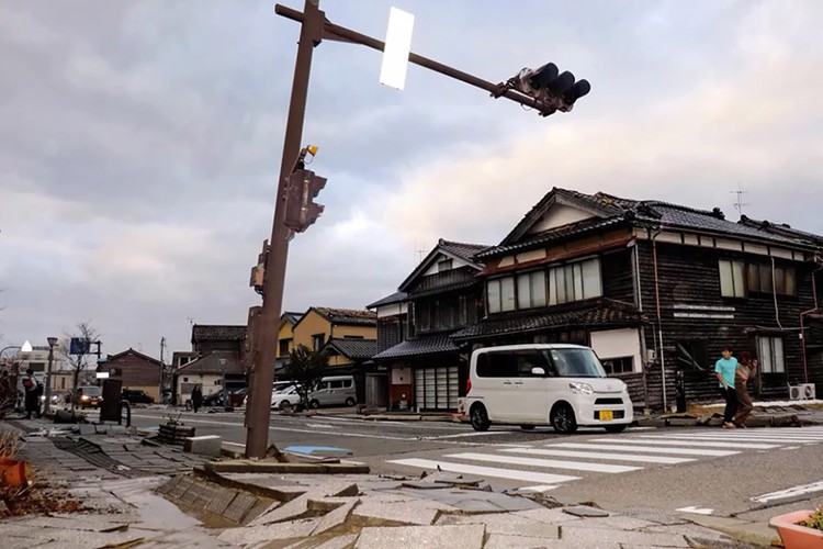 Cảnh hoang tàn ở Nhật Bản sau trận động đất mạnh 7,6 độ richter- Ảnh 1.