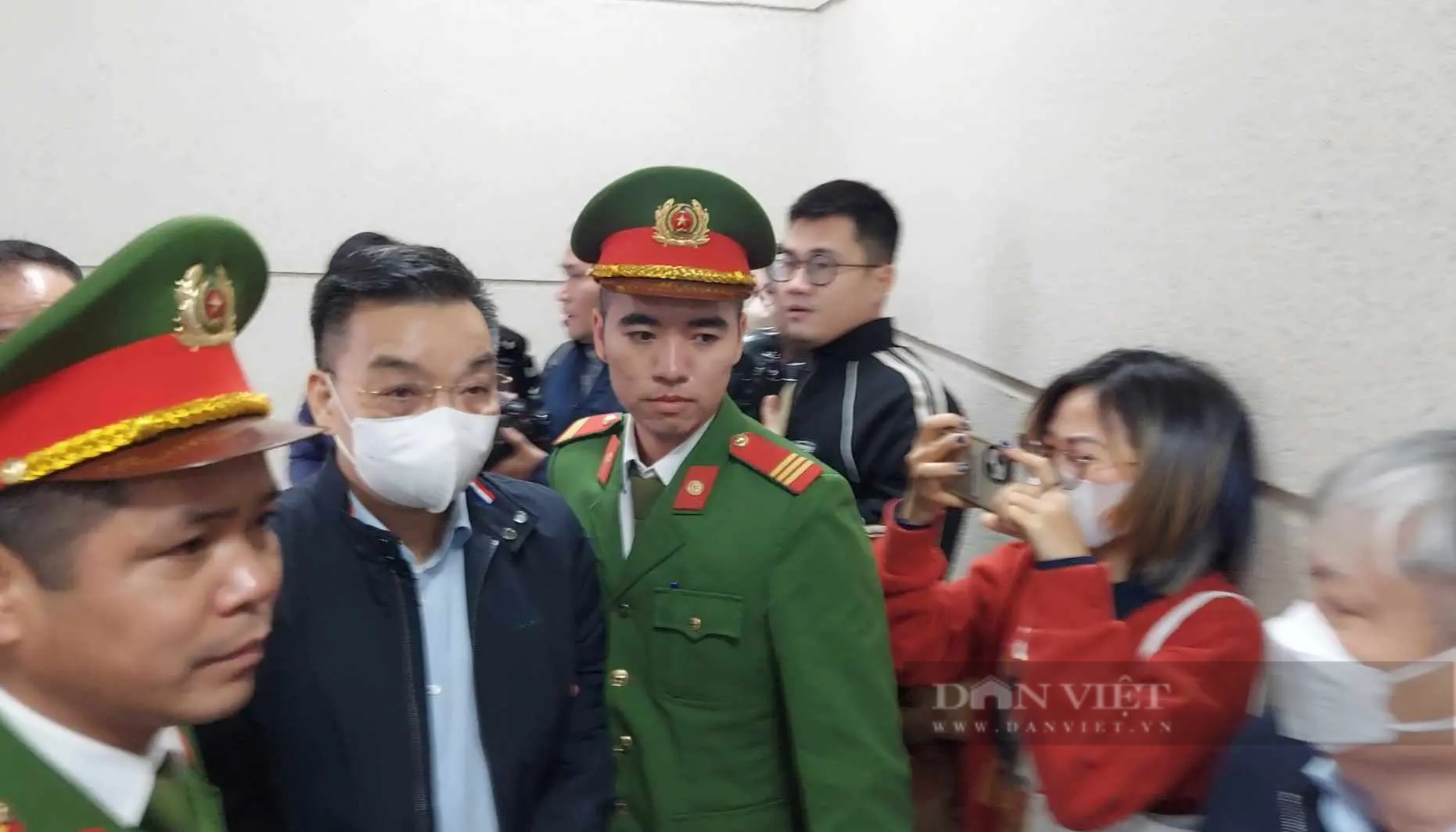 Hình ảnh đầu tiên dẫn giải cựu Bộ trưởng Chu Ngọc Anh, Nguyễn Thanh Long và các bị cáo đến toà vụ Việt Á- Ảnh 1.