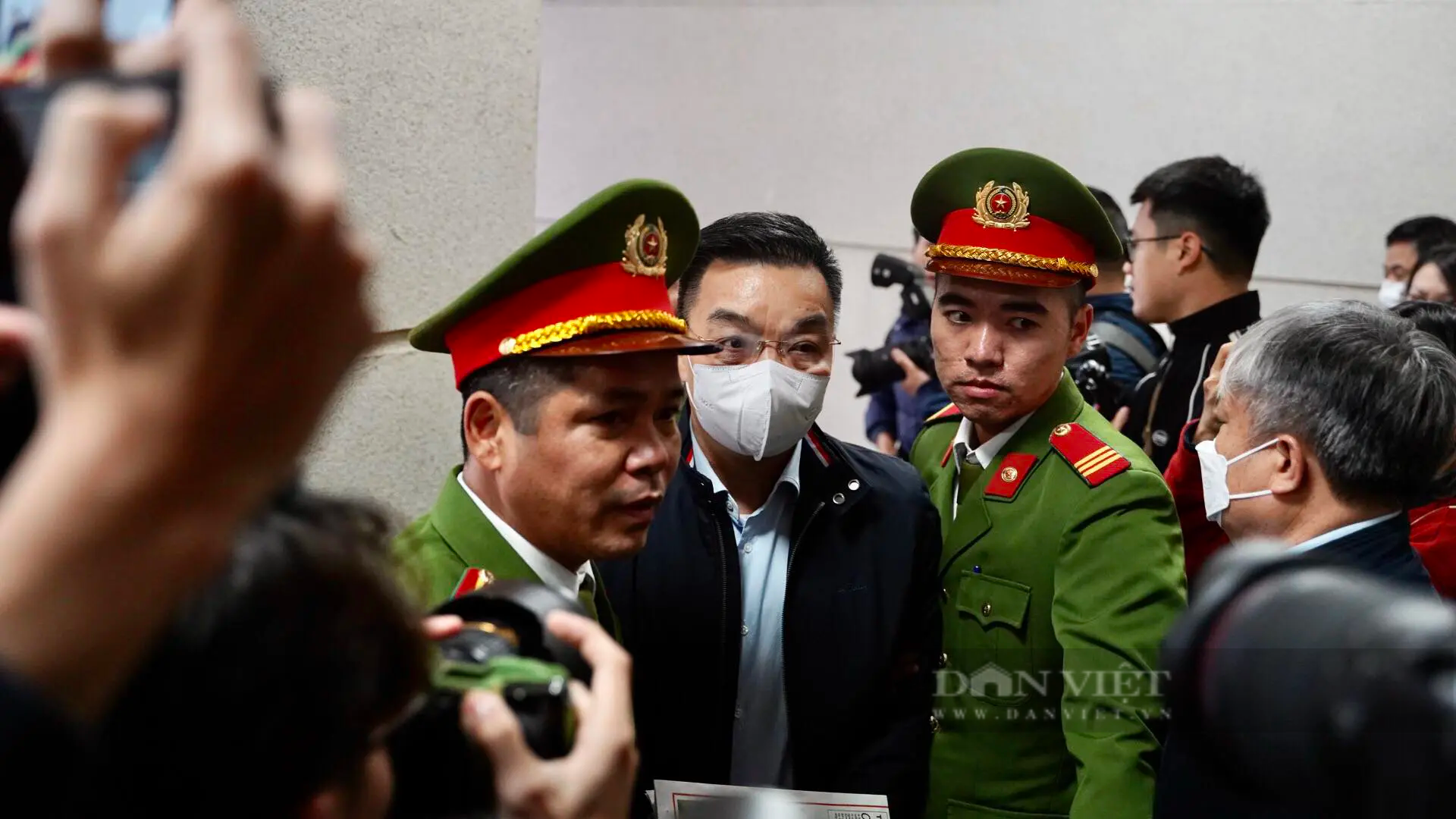 Hình ảnh đầu tiên dẫn giải cựu Bộ trưởng Chu Ngọc Anh, Nguyễn Thanh Long và các bị cáo đến toà vụ Việt Á- Ảnh 2.